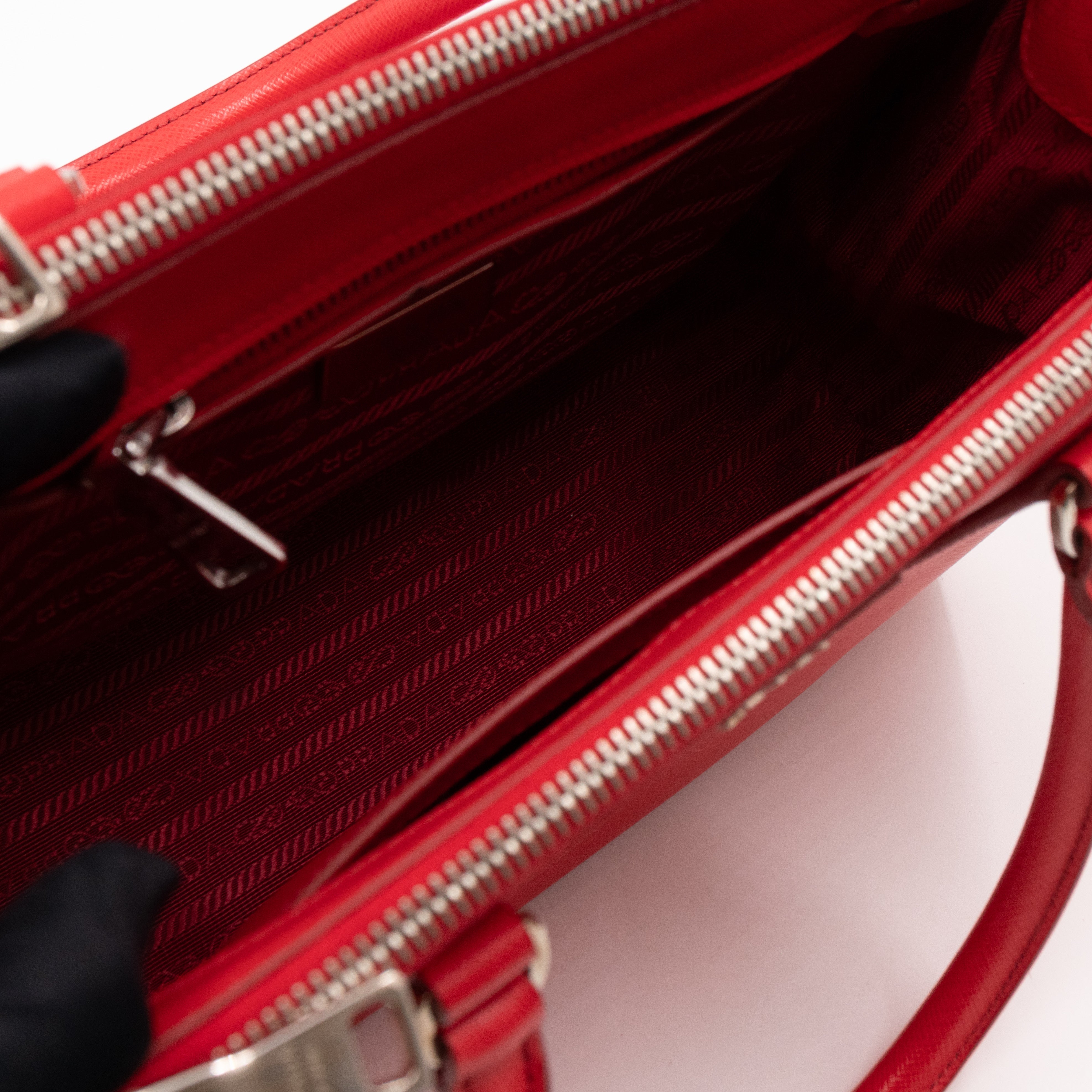 Galleria Medium Double Zip Lacca Red Saffiano Lux