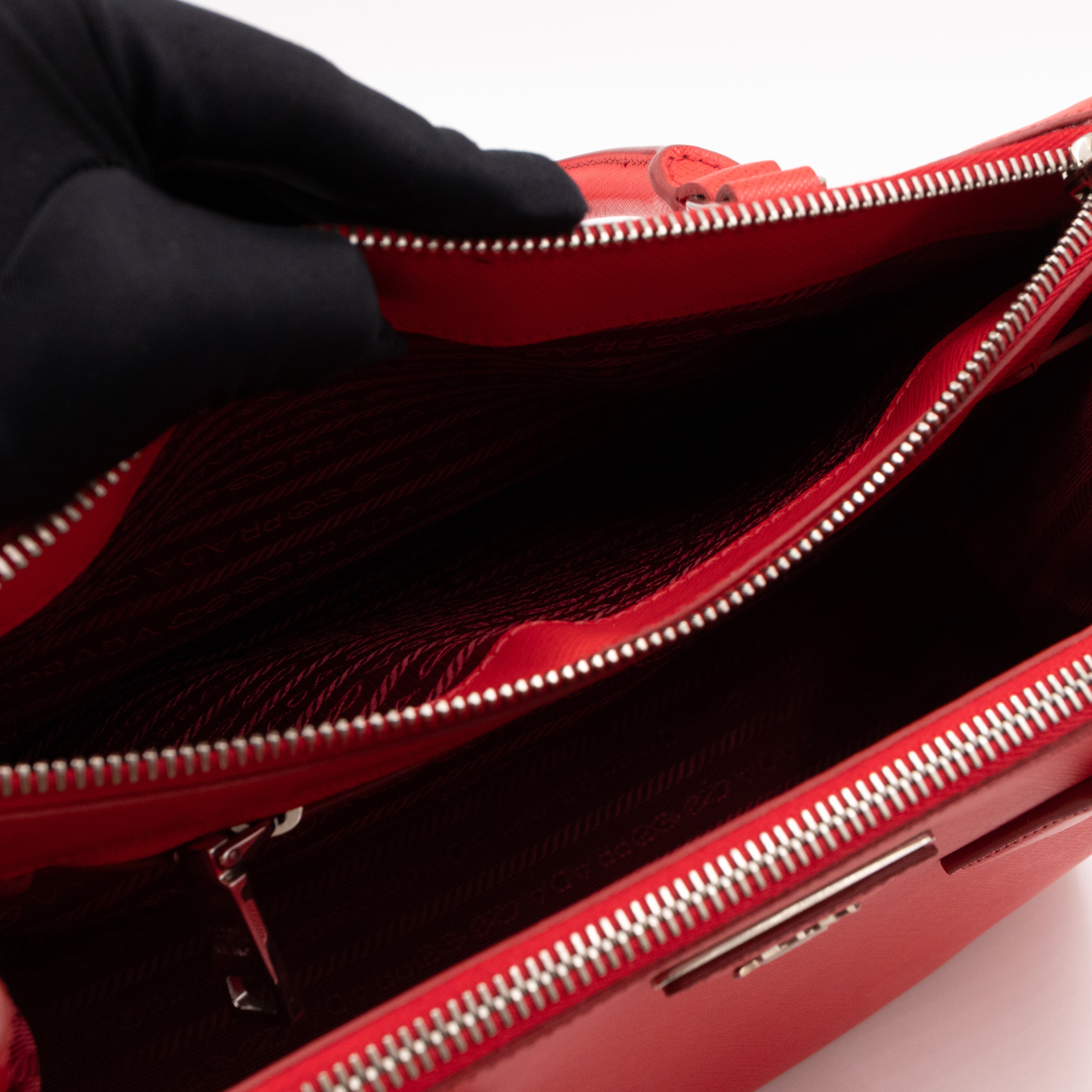 Galleria Medium Double Zip Lacca Red Saffiano Lux
