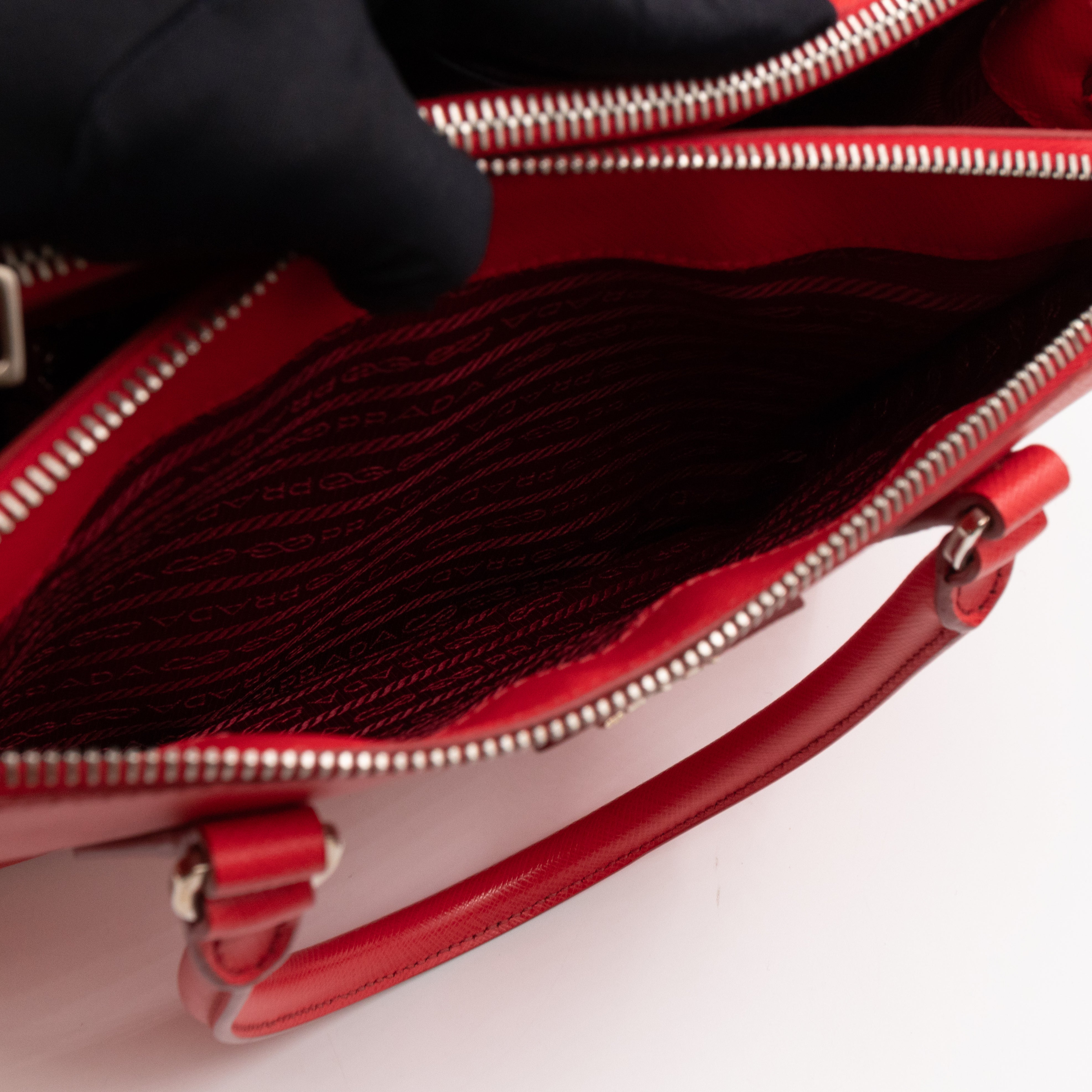 Galleria Medium Double Zip Lacca Red Saffiano Lux