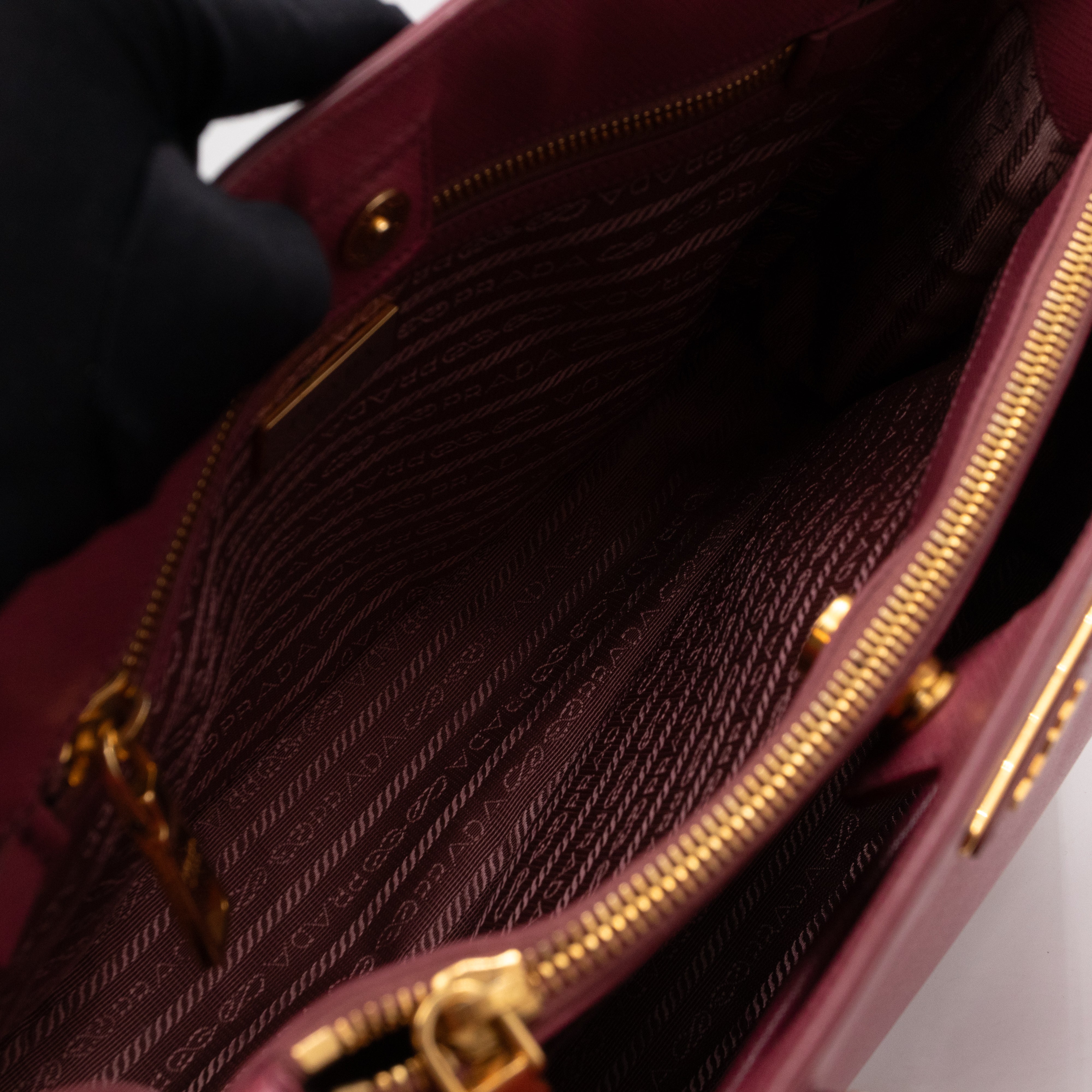 Galleria Medium Single Zip Mauve Saffiano