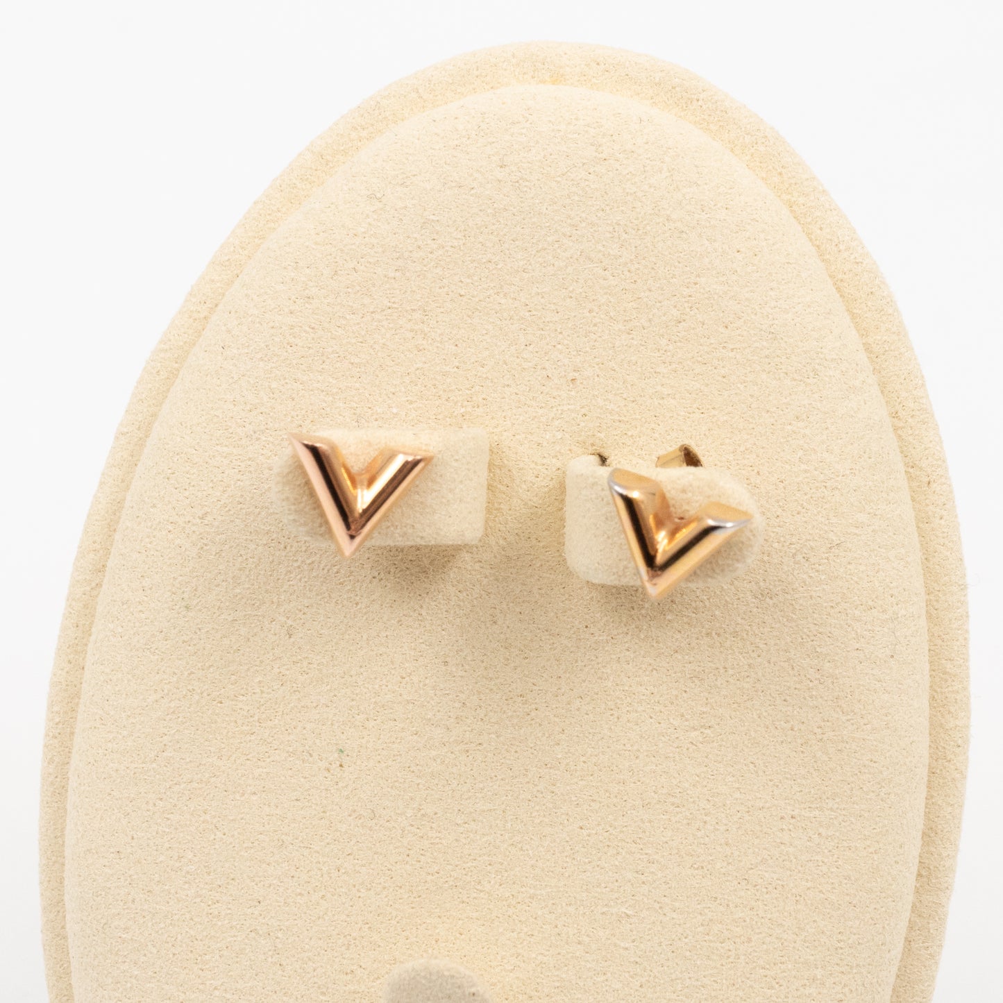 Essential V Studs Gold