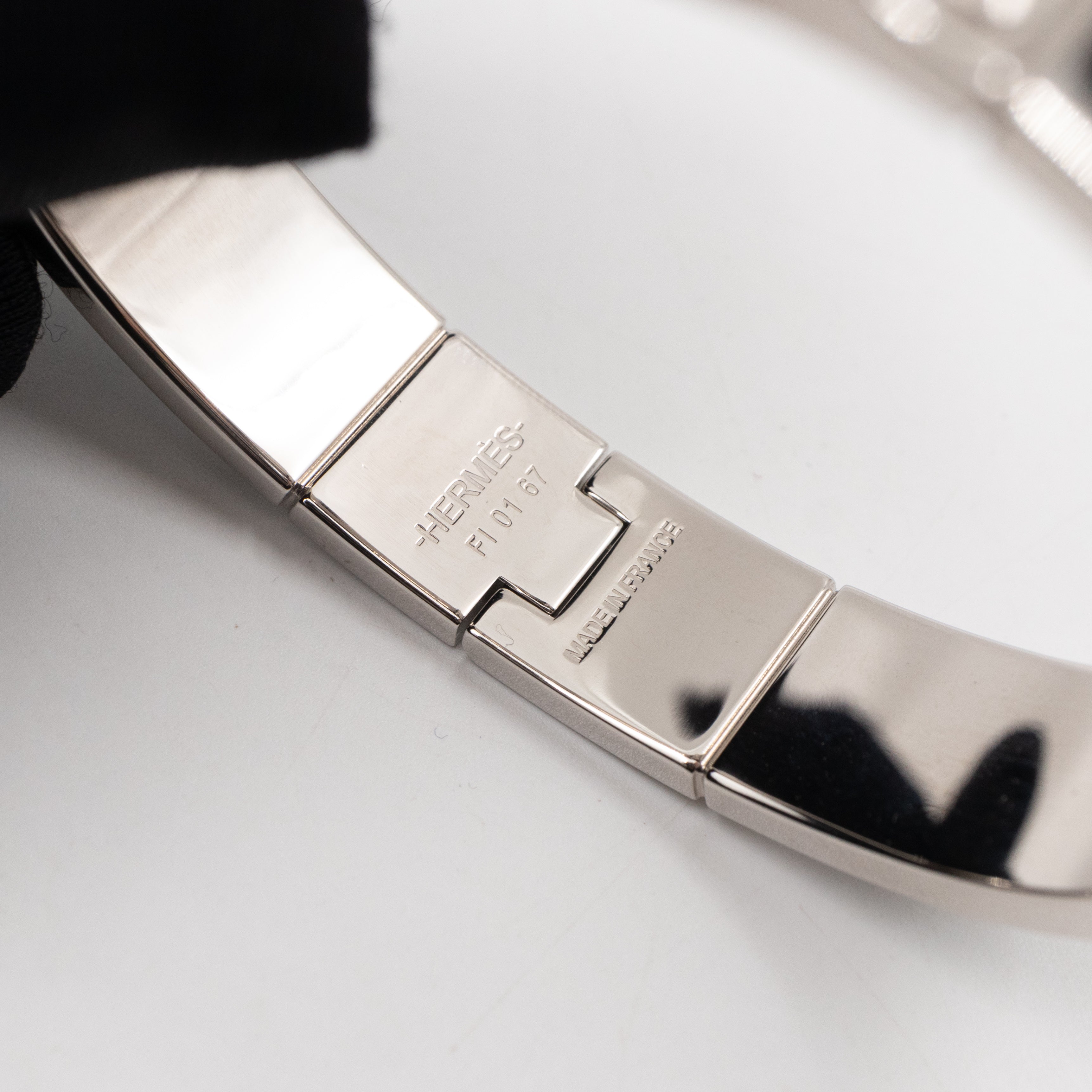 Enamel Hinged Bracelet M Positif Negatif