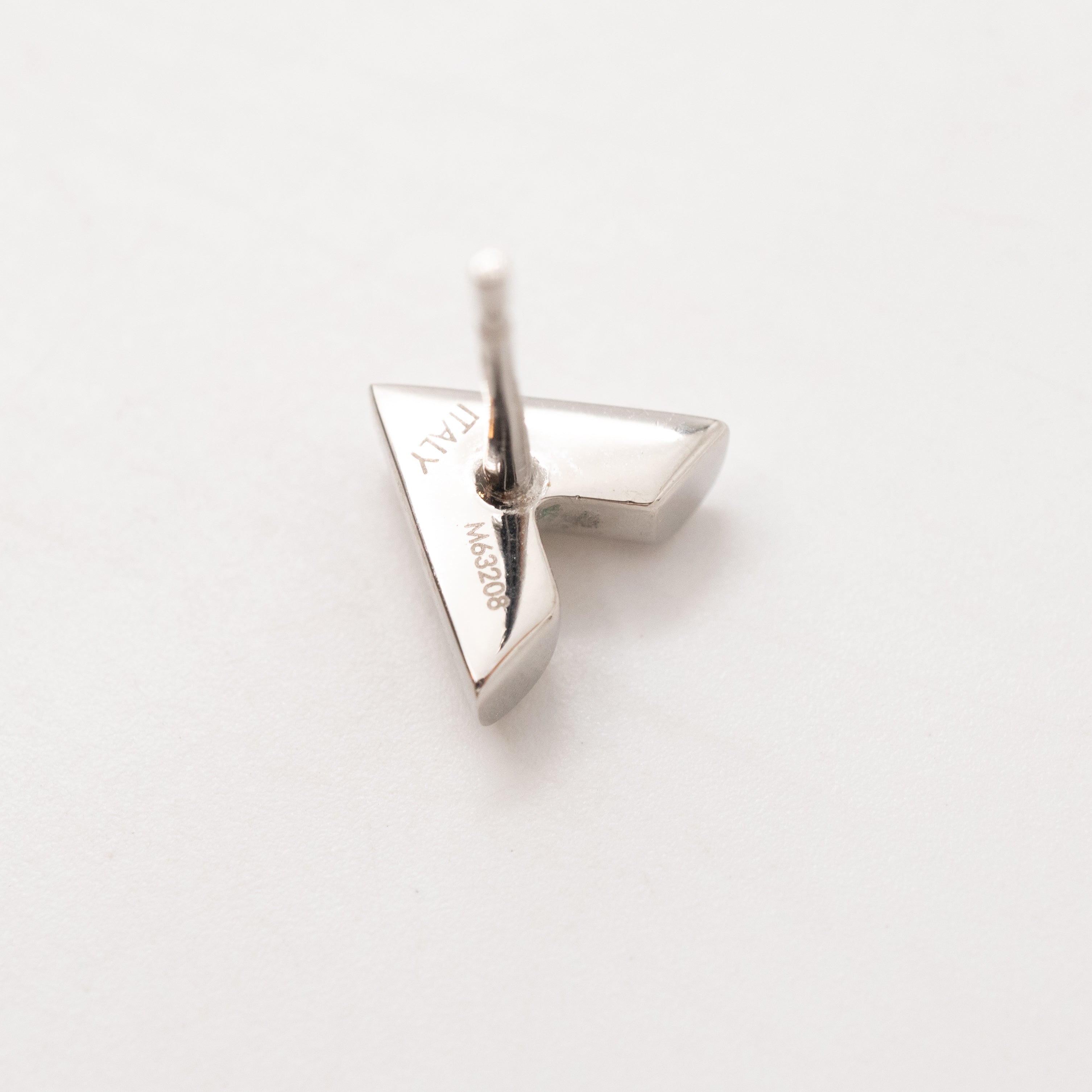 Essential V Studs Earrings Silver