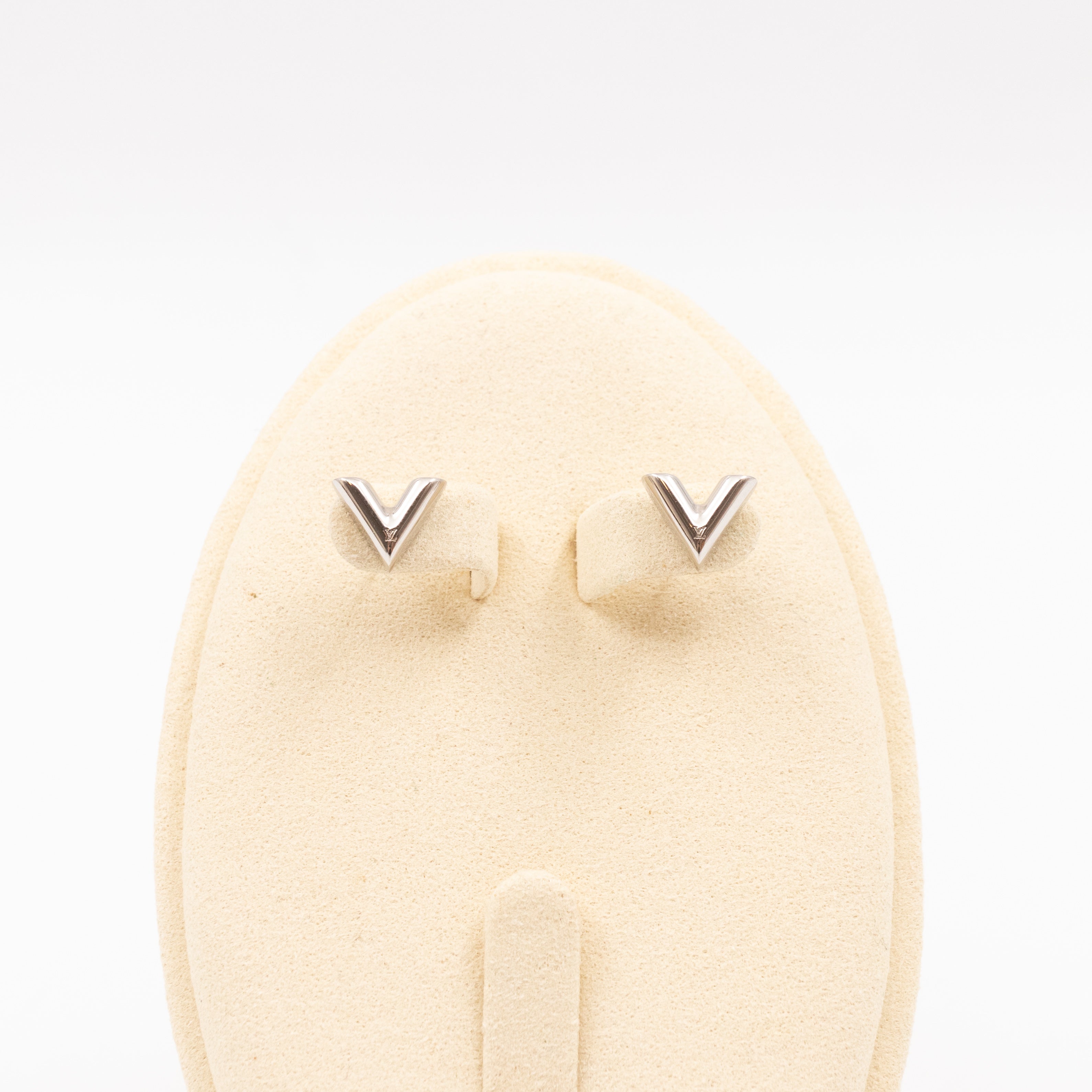 Essential V Studs Earrings Silver