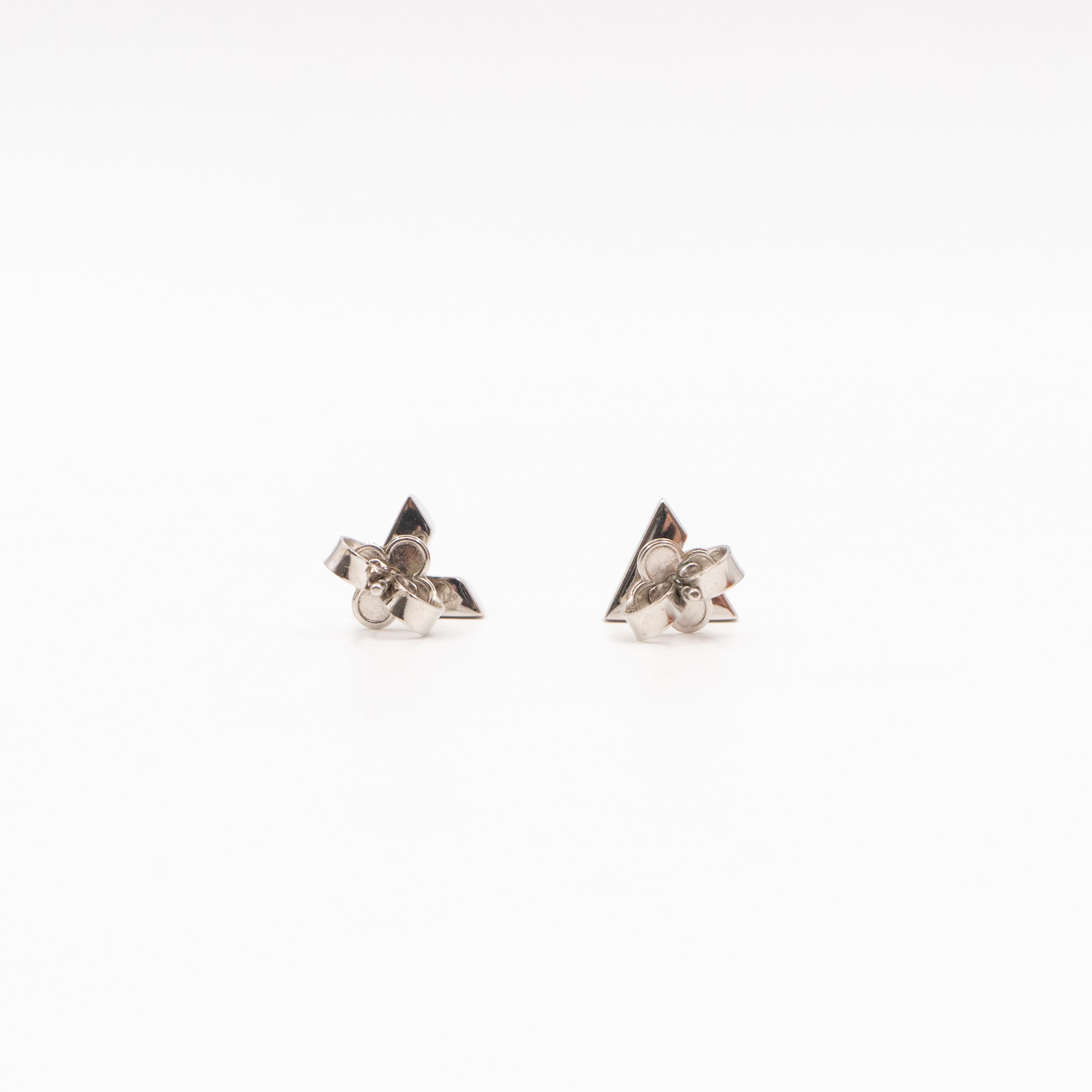 Essential V Studs Earrings Silver
