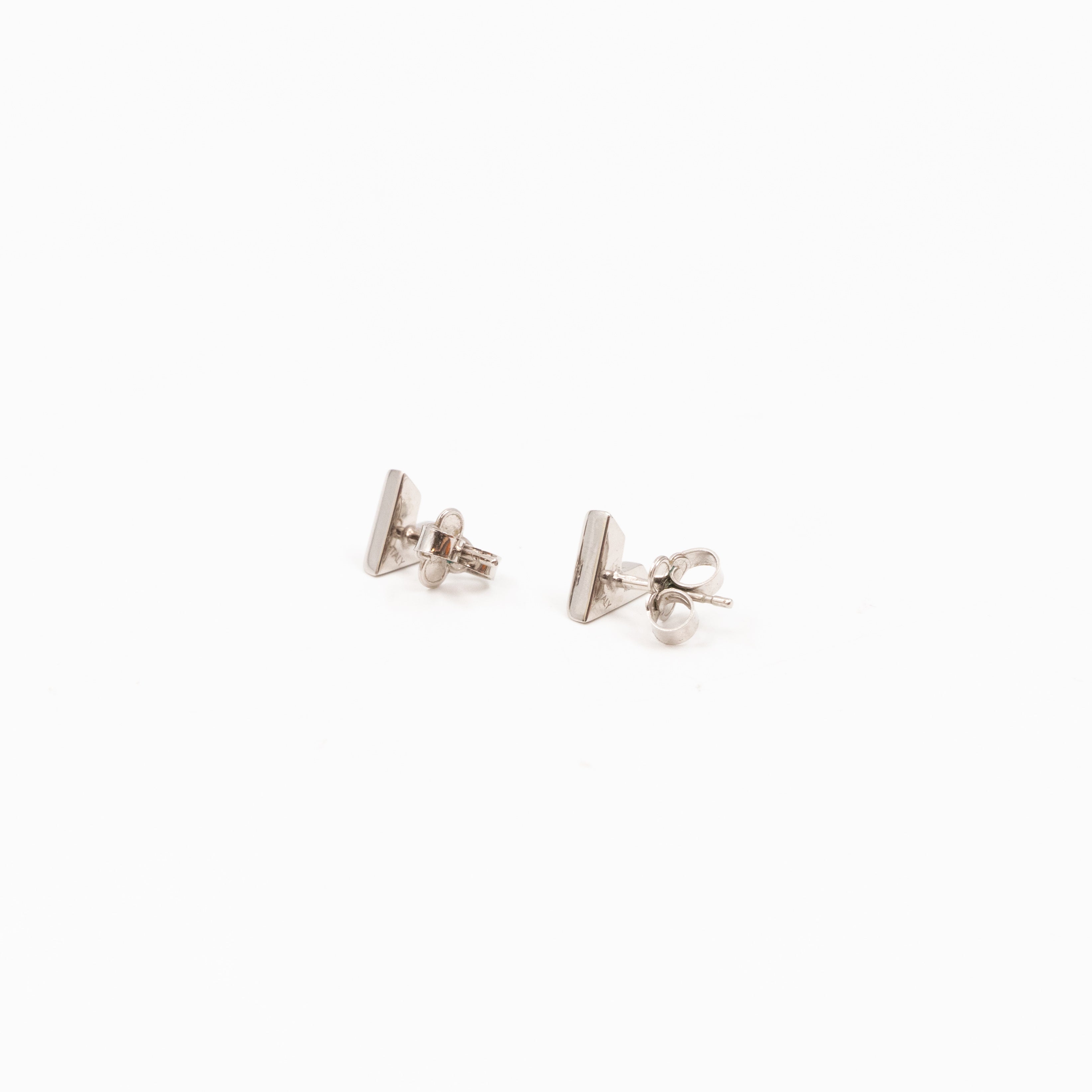 Essential V Studs Earrings Silver