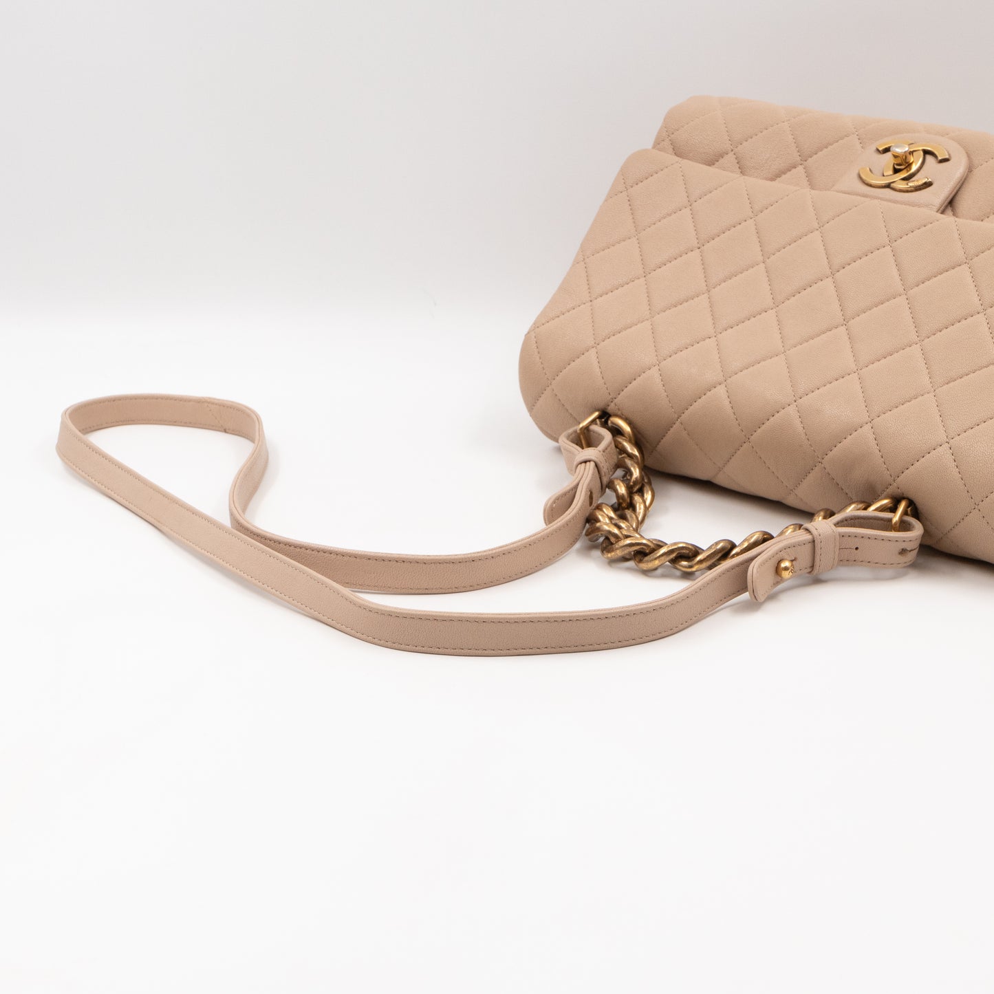 Trapezio Medium Flap Bag Beige Quilted Leather