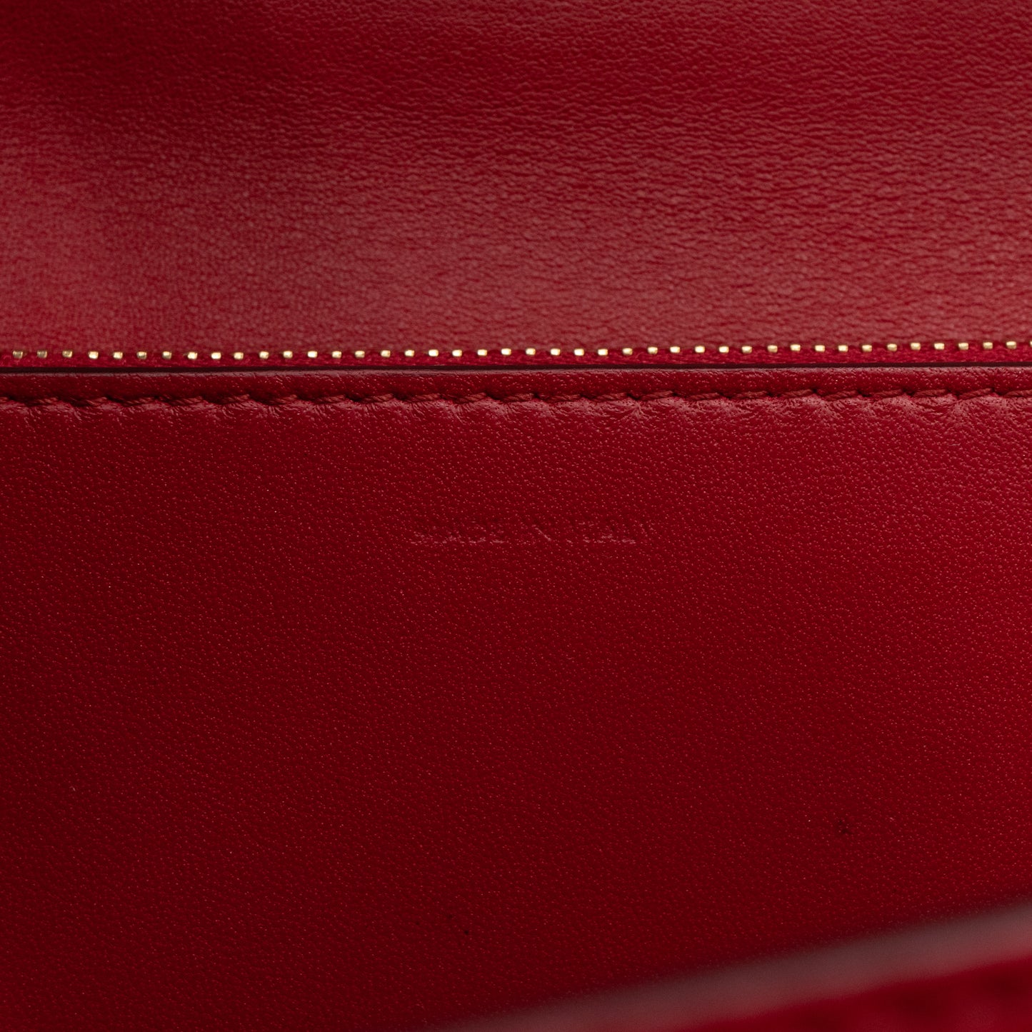 Classic Box Medium Rouge Leather