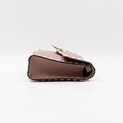 Small Rockstud Flip Lock Crossbody Bag Poudre Grainy Calfskin