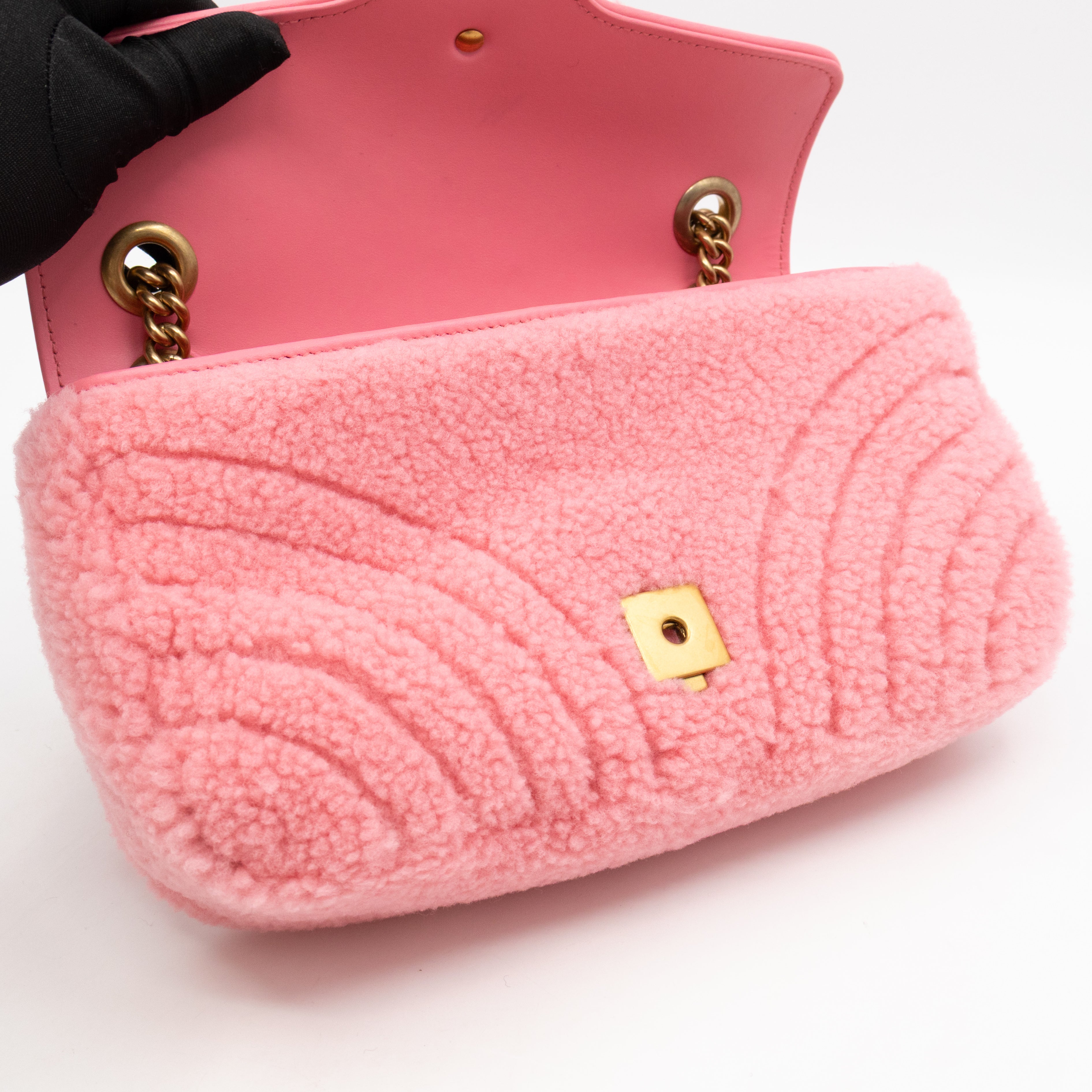 O*ド様 GUCCI ピンクレザー ぬいぐるみ Gucci GG Marmont Medium Flap Bag Pink Shearling – Queen Station