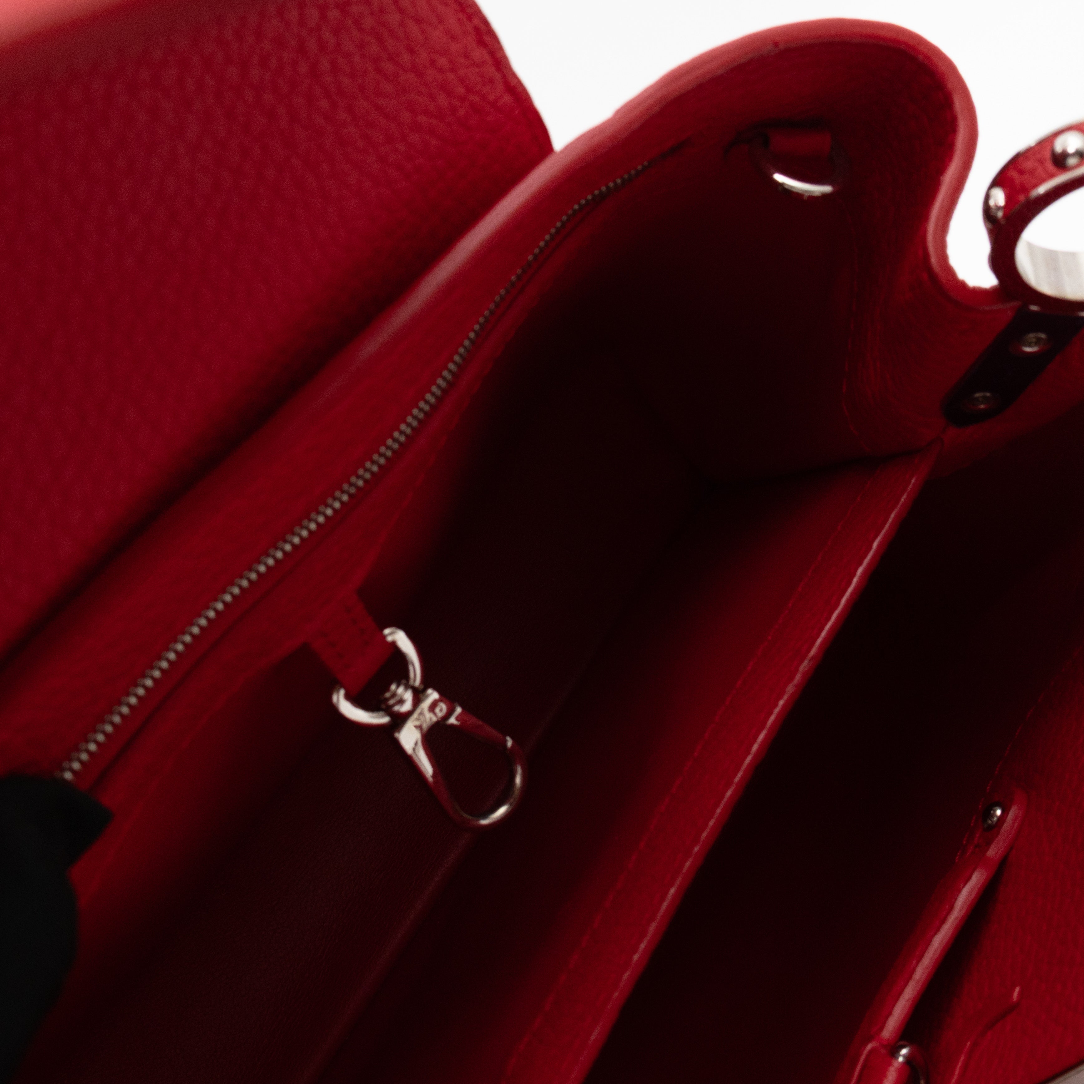 Capucines MM Red Taurillon Leather