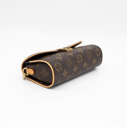 Pochette Camille Monogram