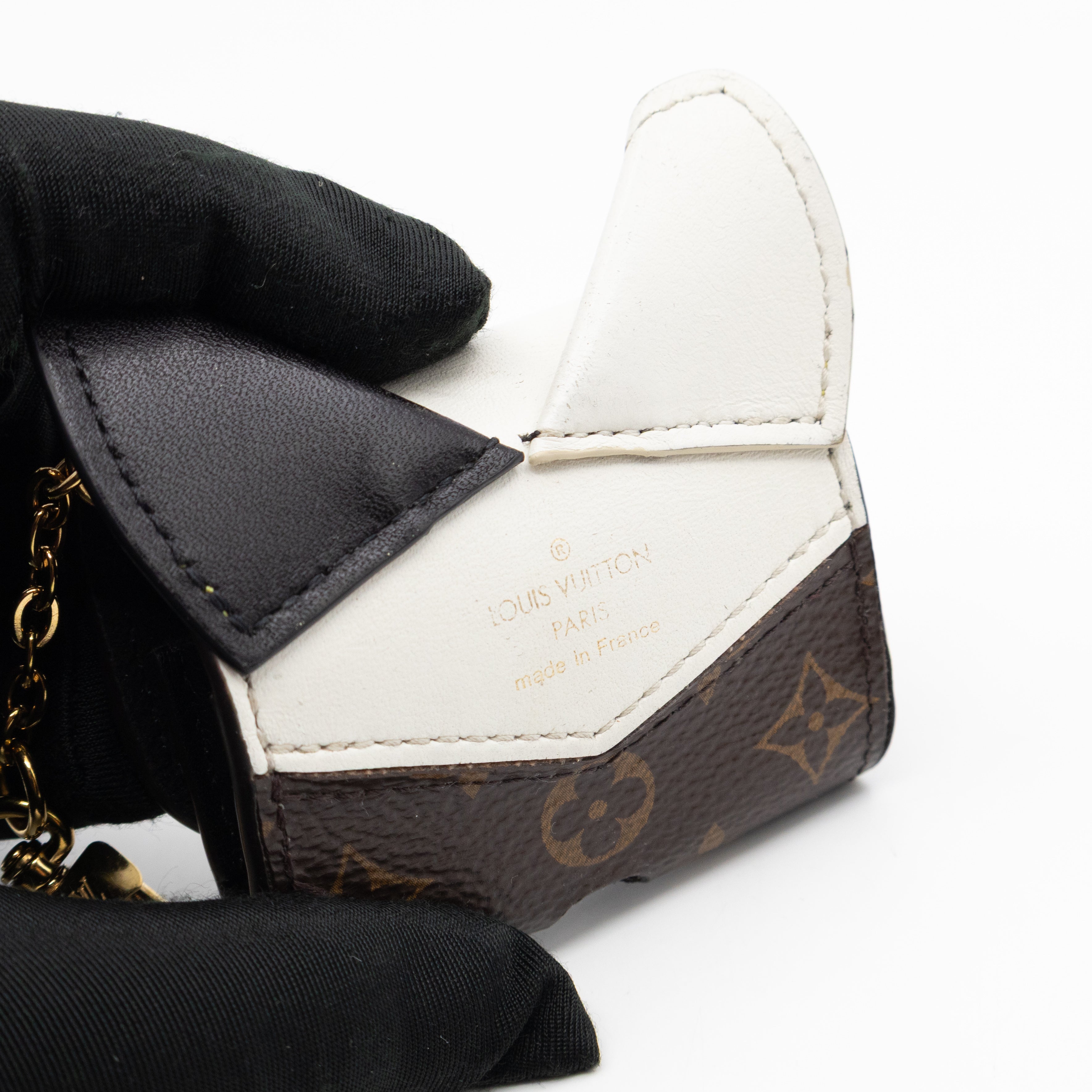 Louis Vuitton Earpods Cases Cat Monogram White Leather – Queen Station