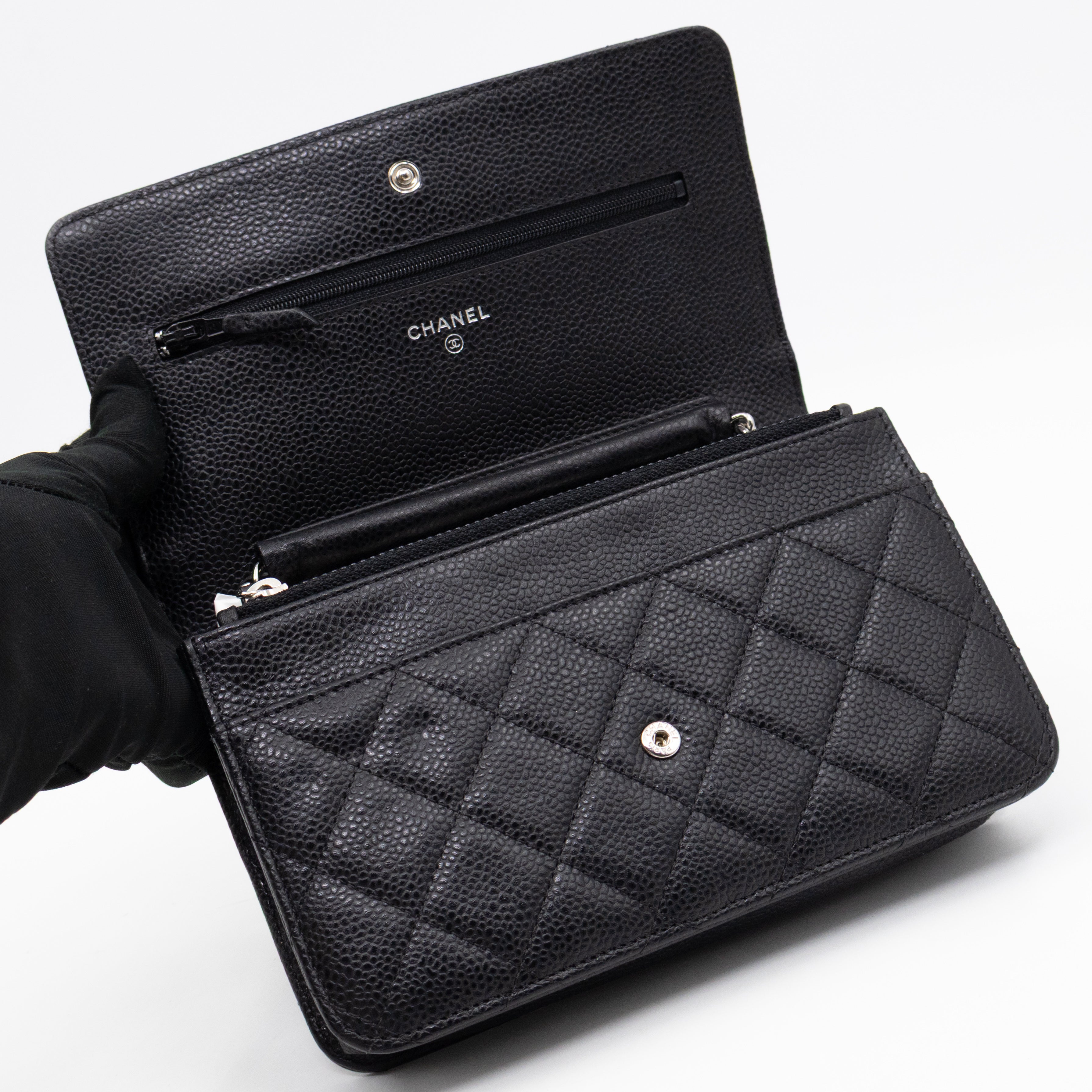 Classic Wallet On Chain Black Caviar Silver