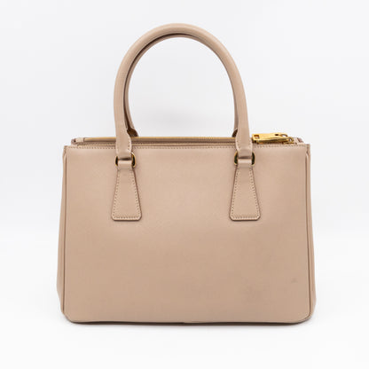 Galleria Medium Double Zip Cammeo Saffiano