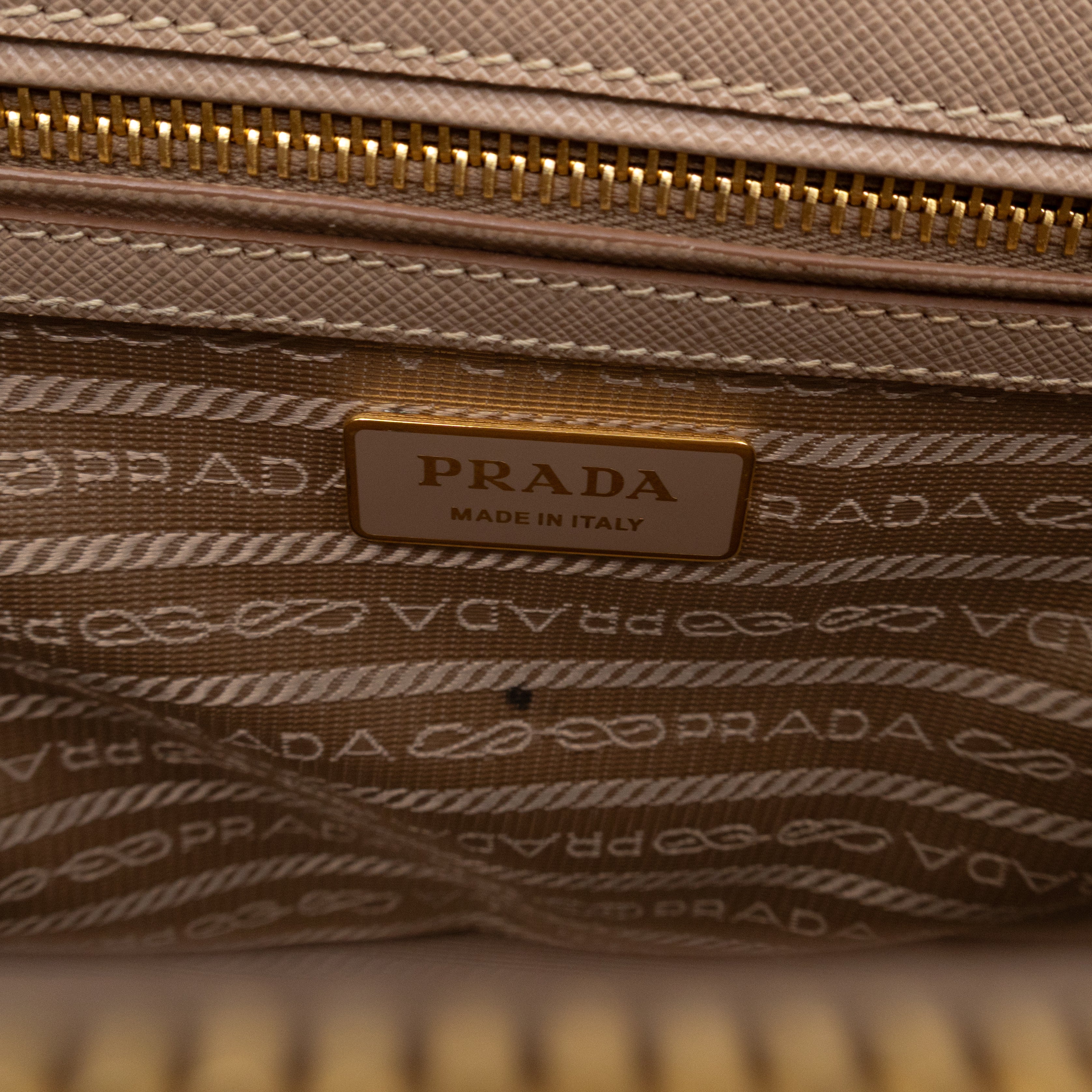 Galleria Medium Double Zip Cammeo Saffiano