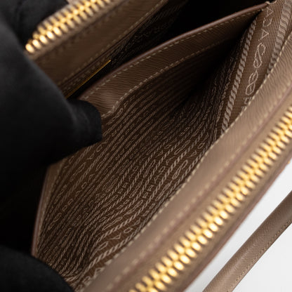 Galleria Medium Double Zip Cammeo Saffiano