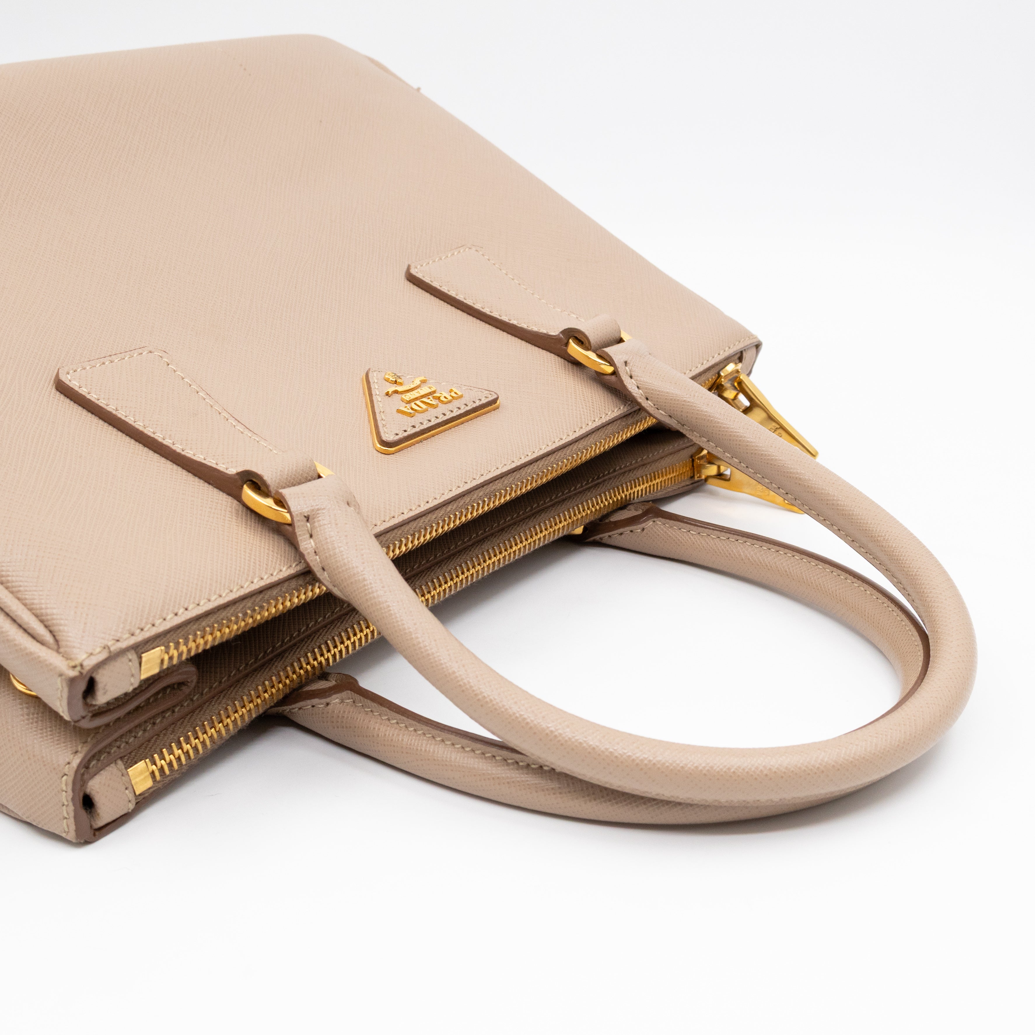 Galleria Medium Double Zip Cammeo Saffiano