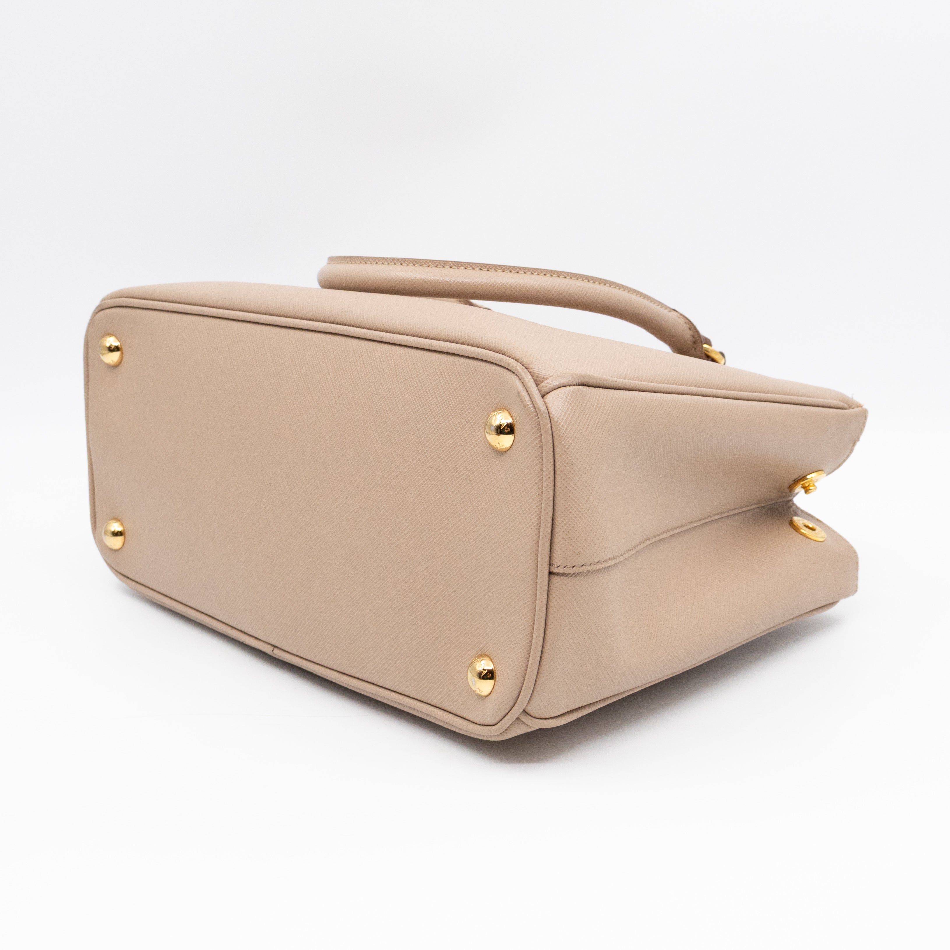 Galleria Medium Double Zip Cammeo Saffiano