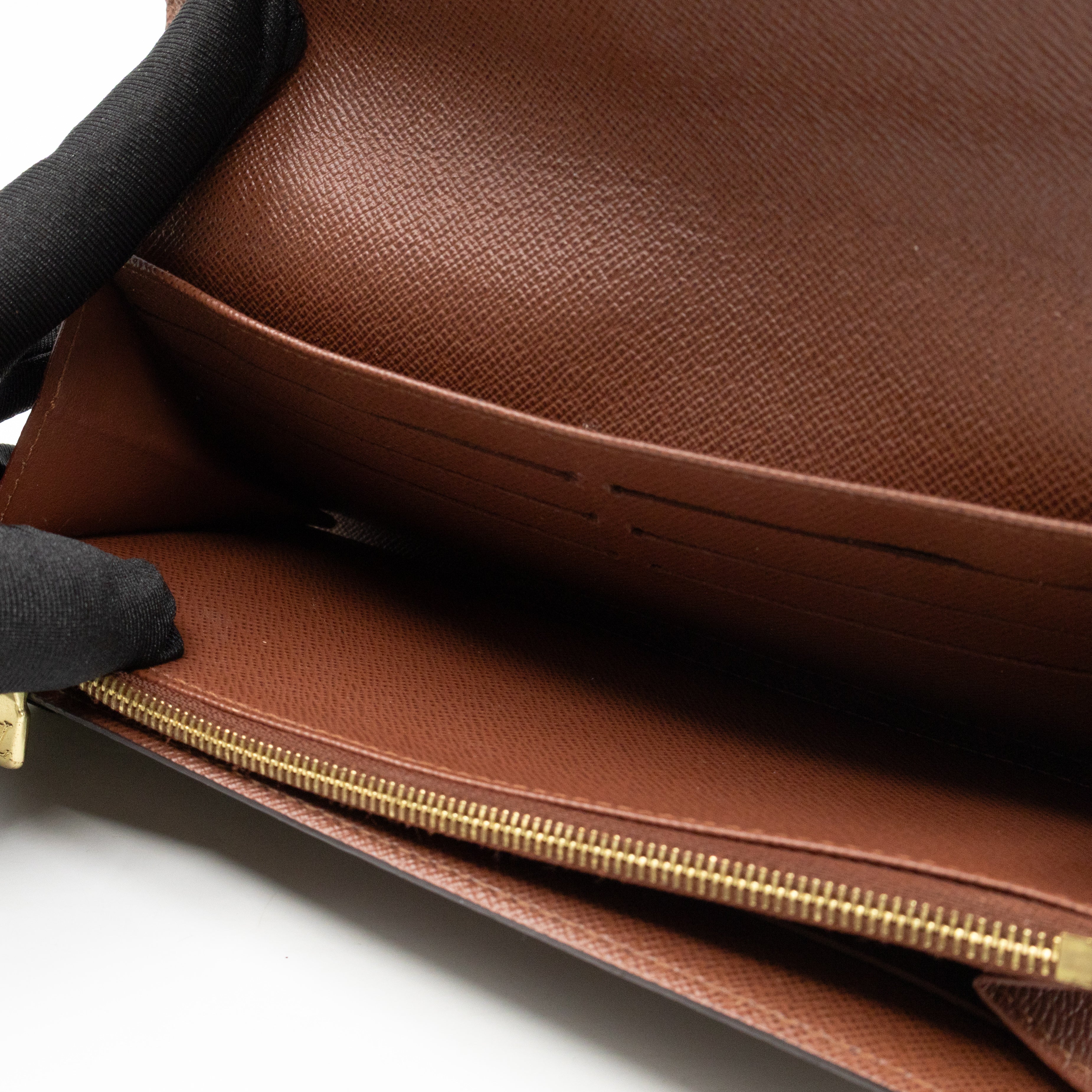 Sarah Wallet Monogram