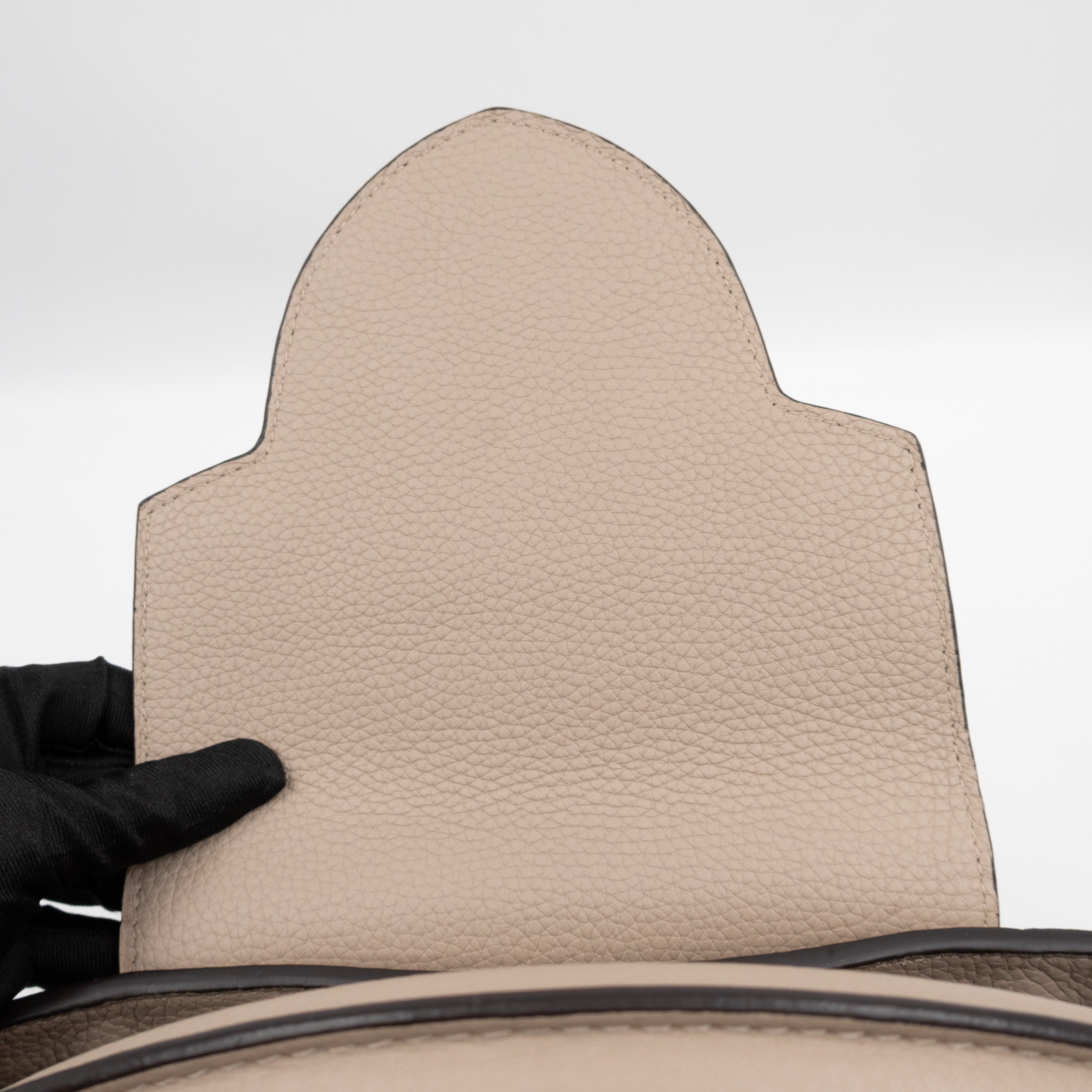 Capucines MM Beige Taurillon Leather