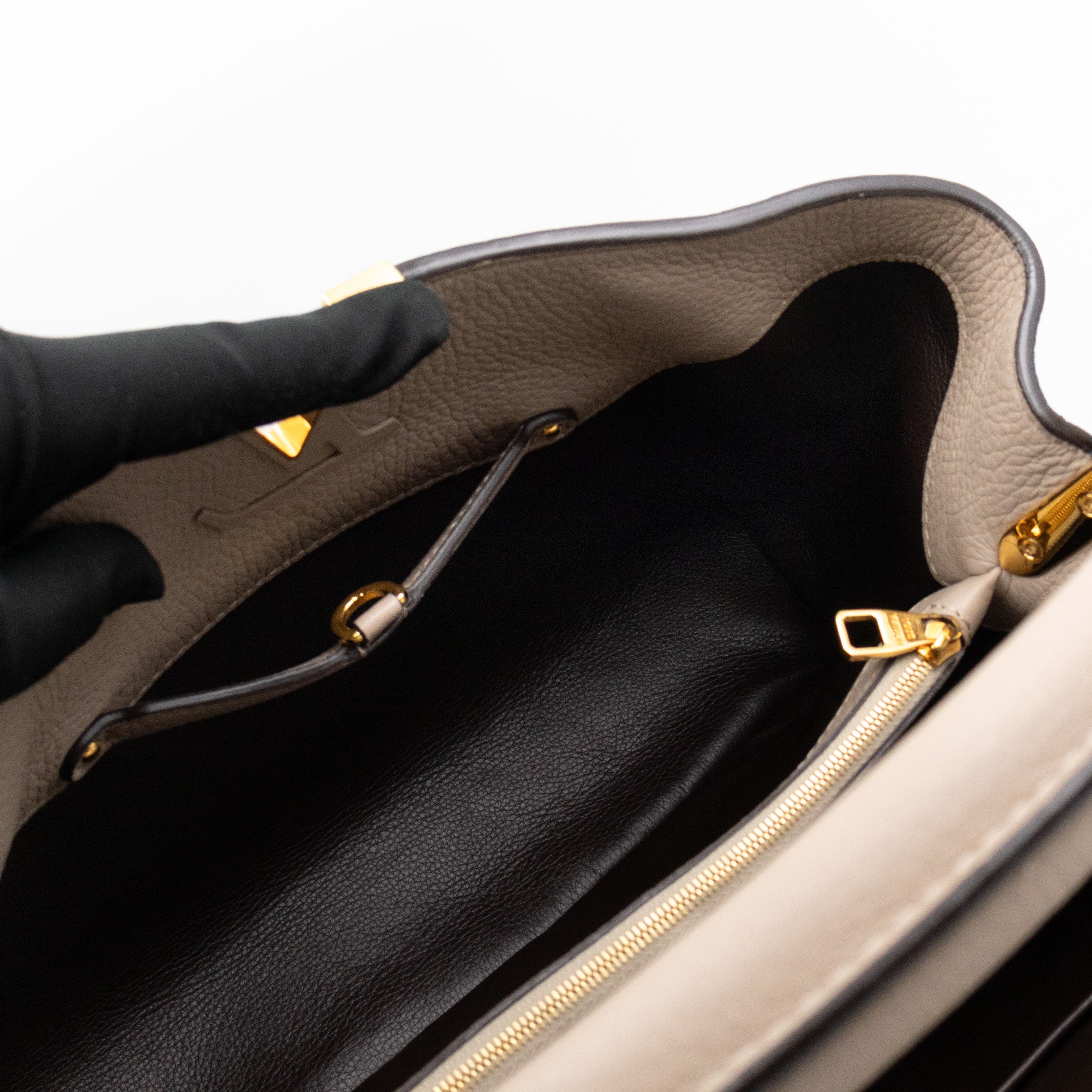 Capucines MM Beige Taurillon Leather