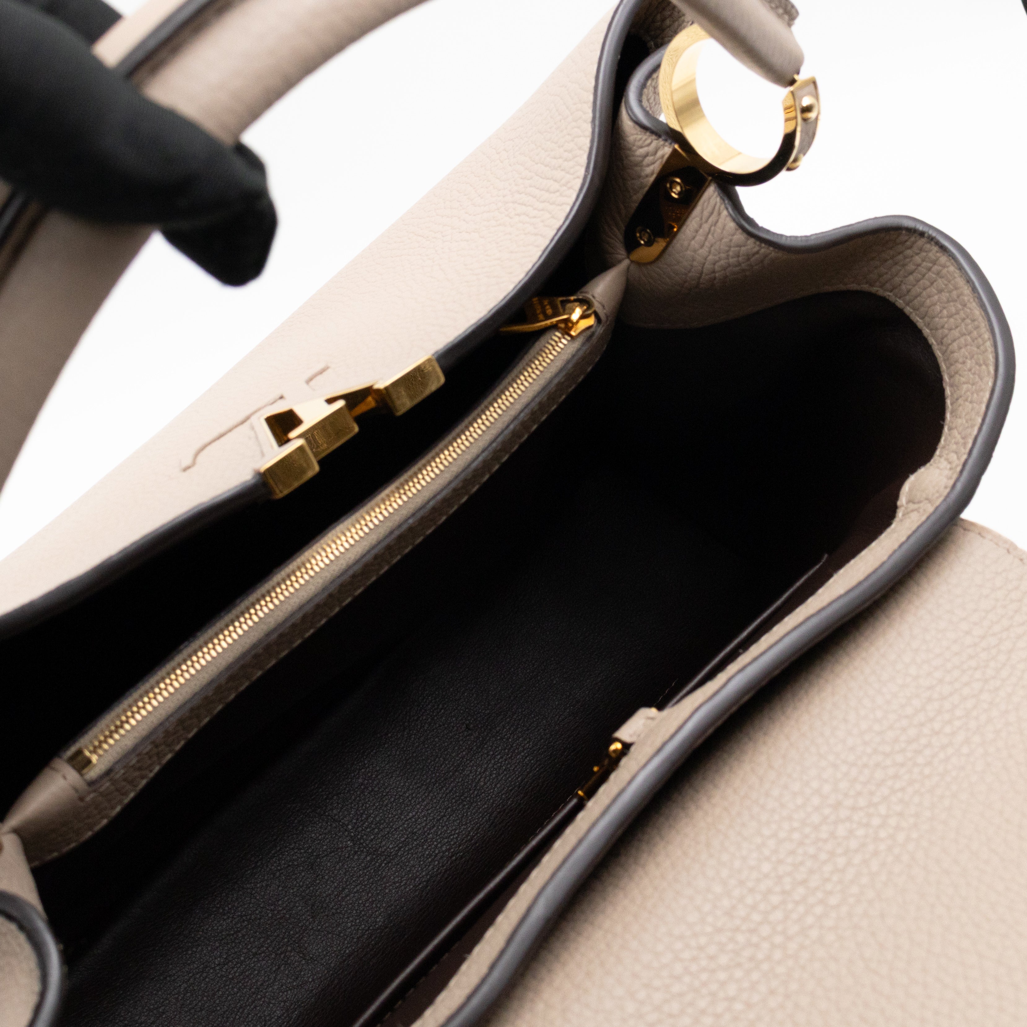 Capucines MM Beige Taurillon Leather