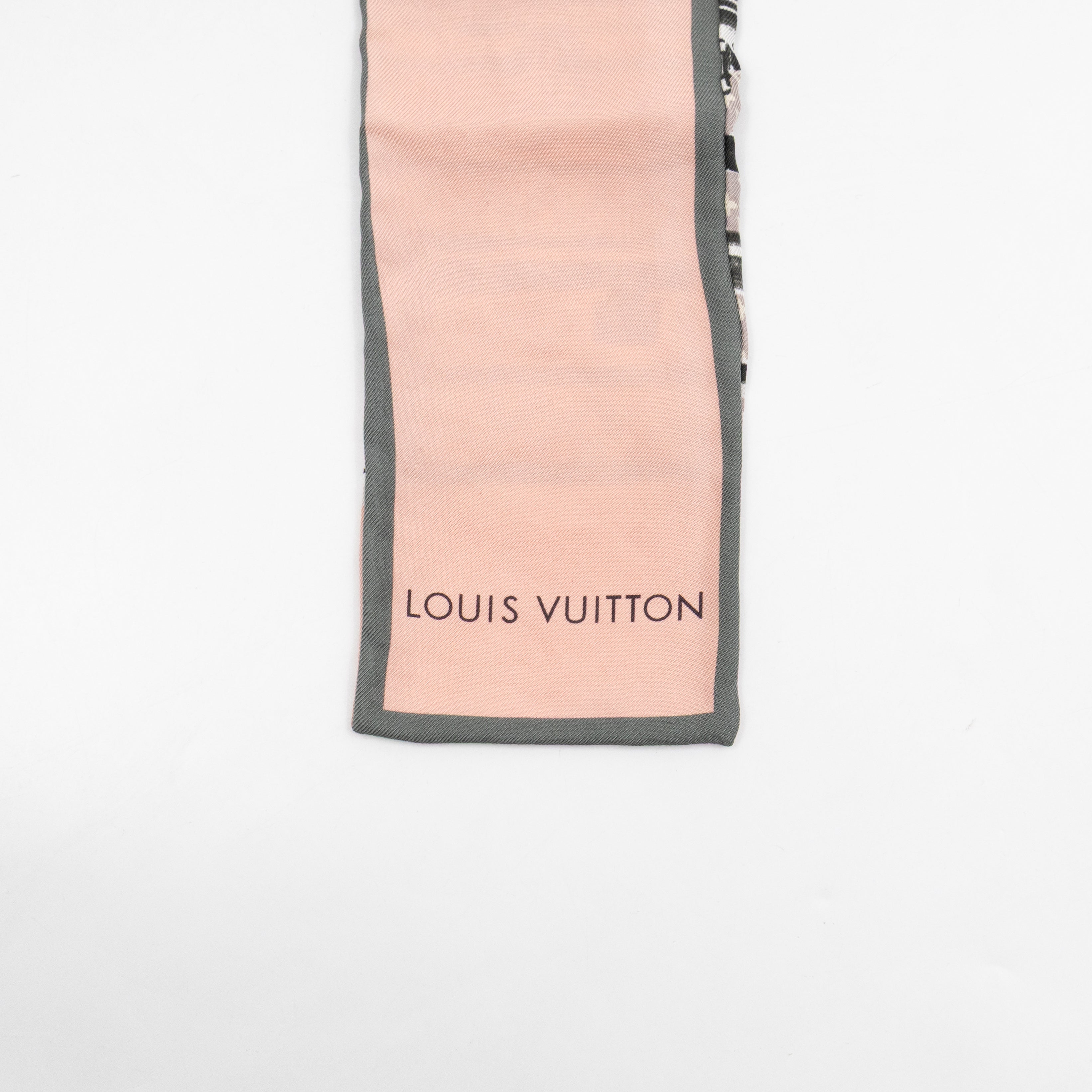 小物 Louis Vuitton Rose Poudre Trunks Bandeau Louis Vuitton Trunks Bandeau Rose Poudre Silk Scarf – Queen Station