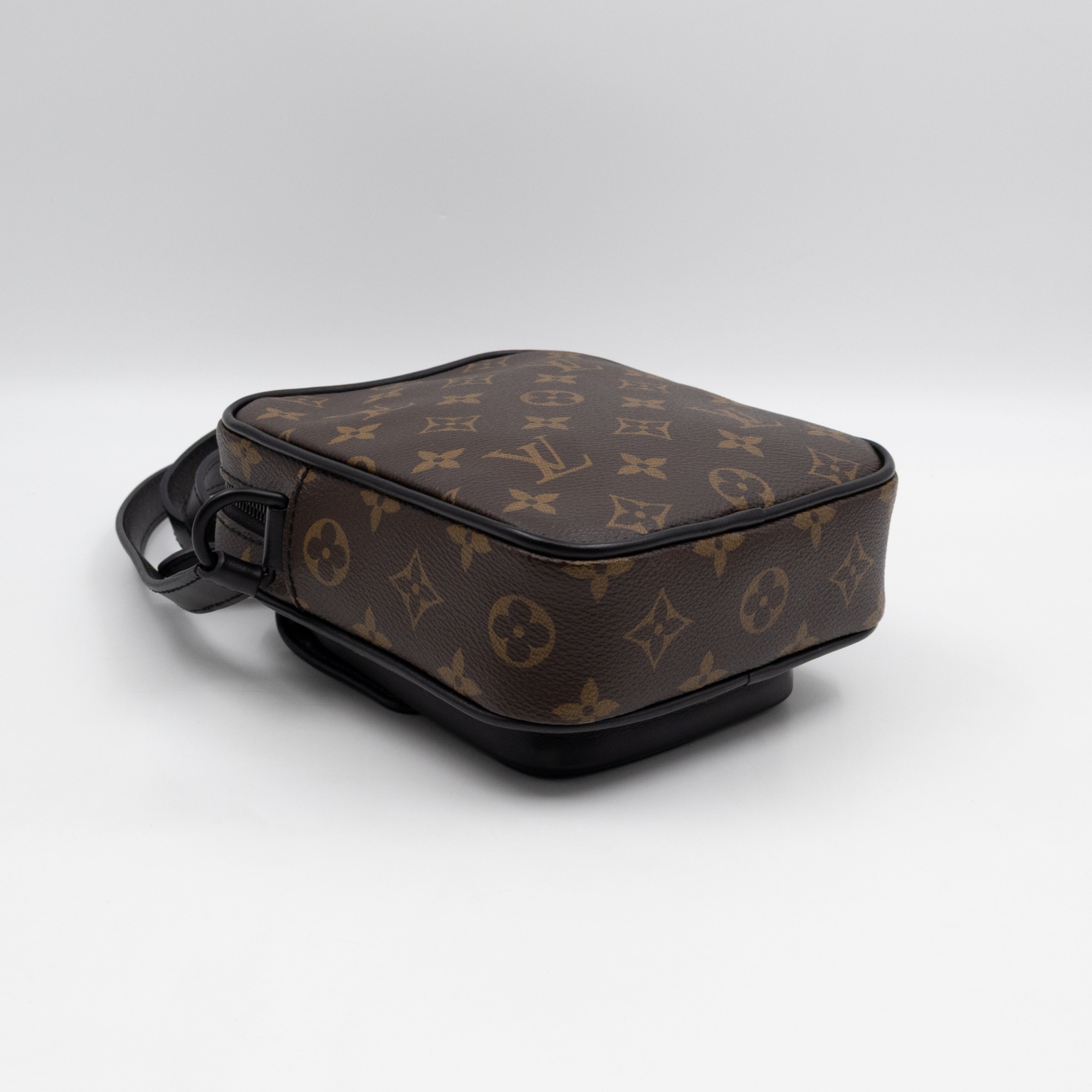 Christopher Wearable Wallet Monogram Macassar