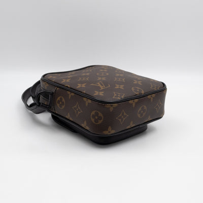 Christopher Wearable Wallet Monogram Macassar