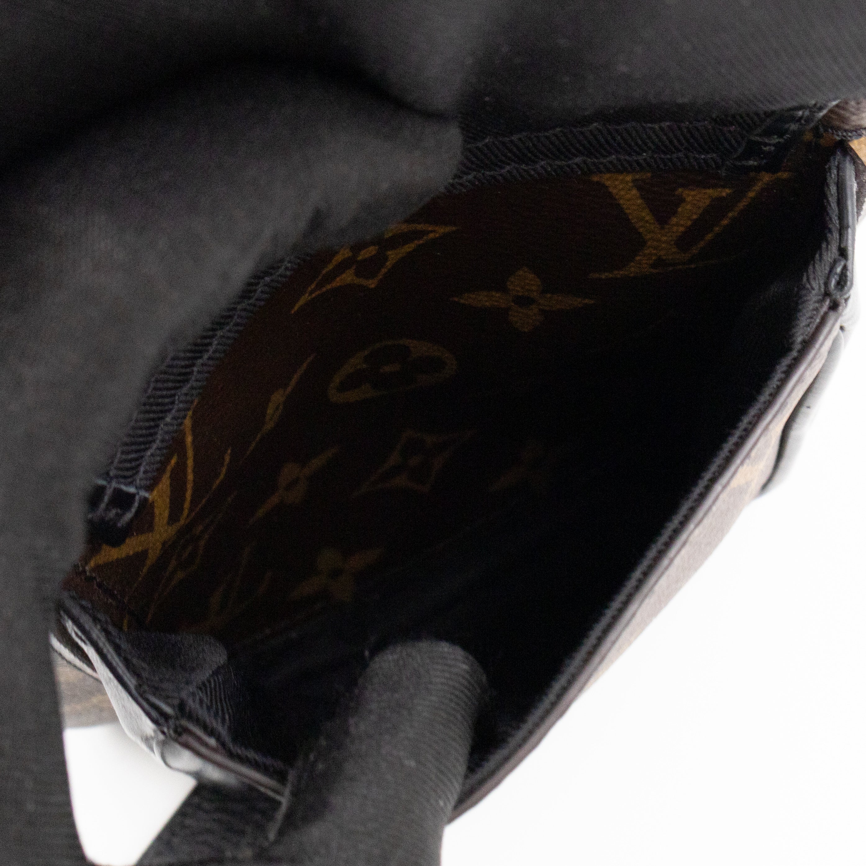 Christopher Wearable Wallet Monogram Macassar