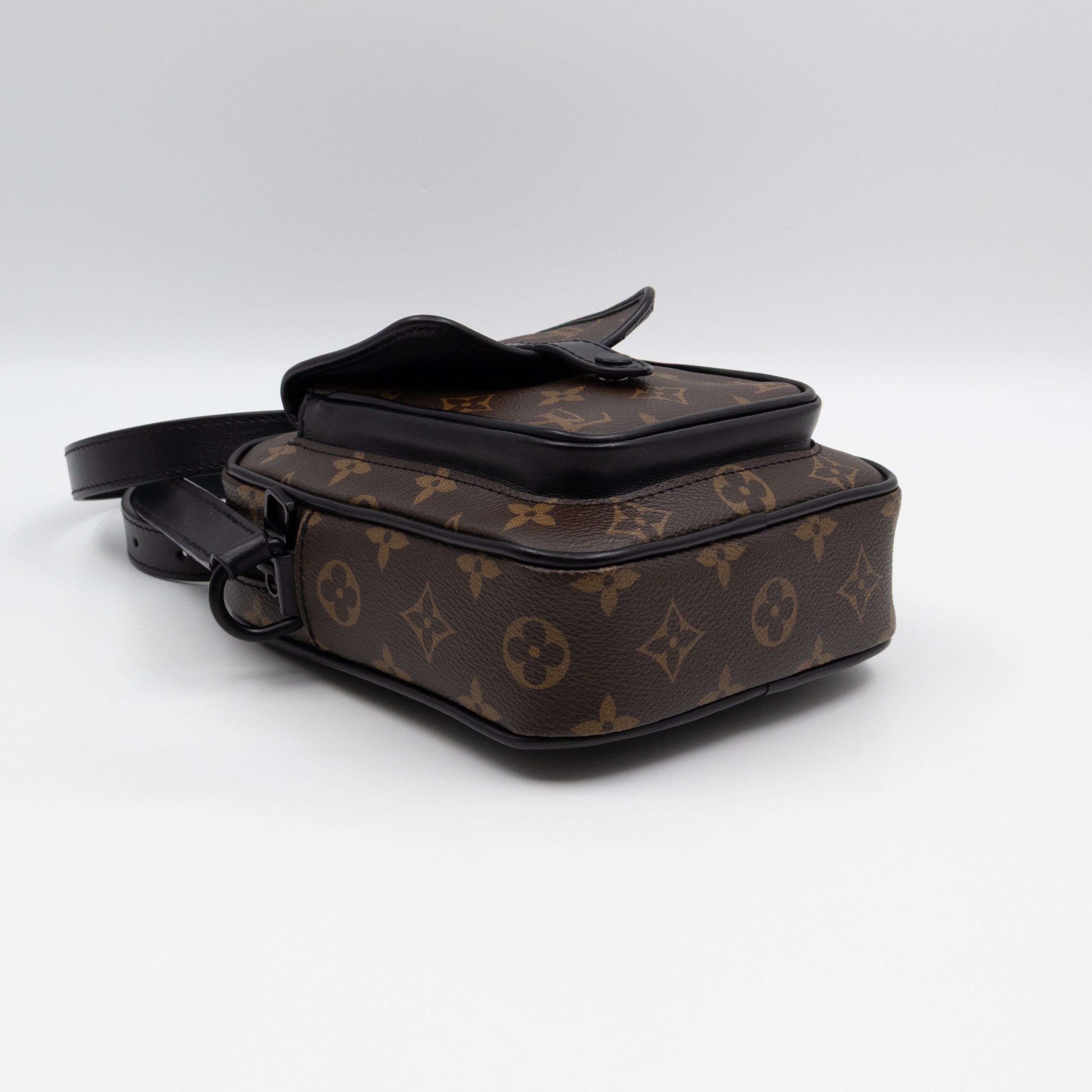 Christopher Wearable Wallet Monogram Macassar