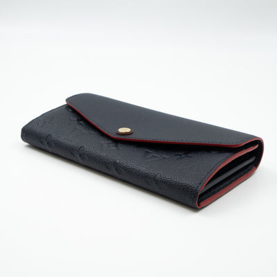Sarah Wallet Monogram Empreinte Marine Rouge