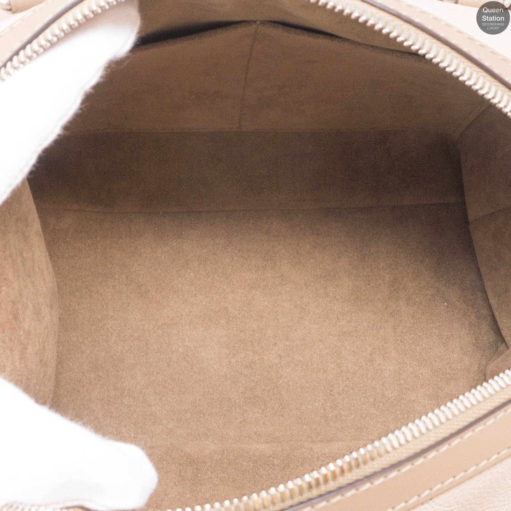 Louis Vuitton Asteria Handbag Mahina Leather at 1stDibs  louis vuitton  mahina, asteria bag, beige louis vuitton bag