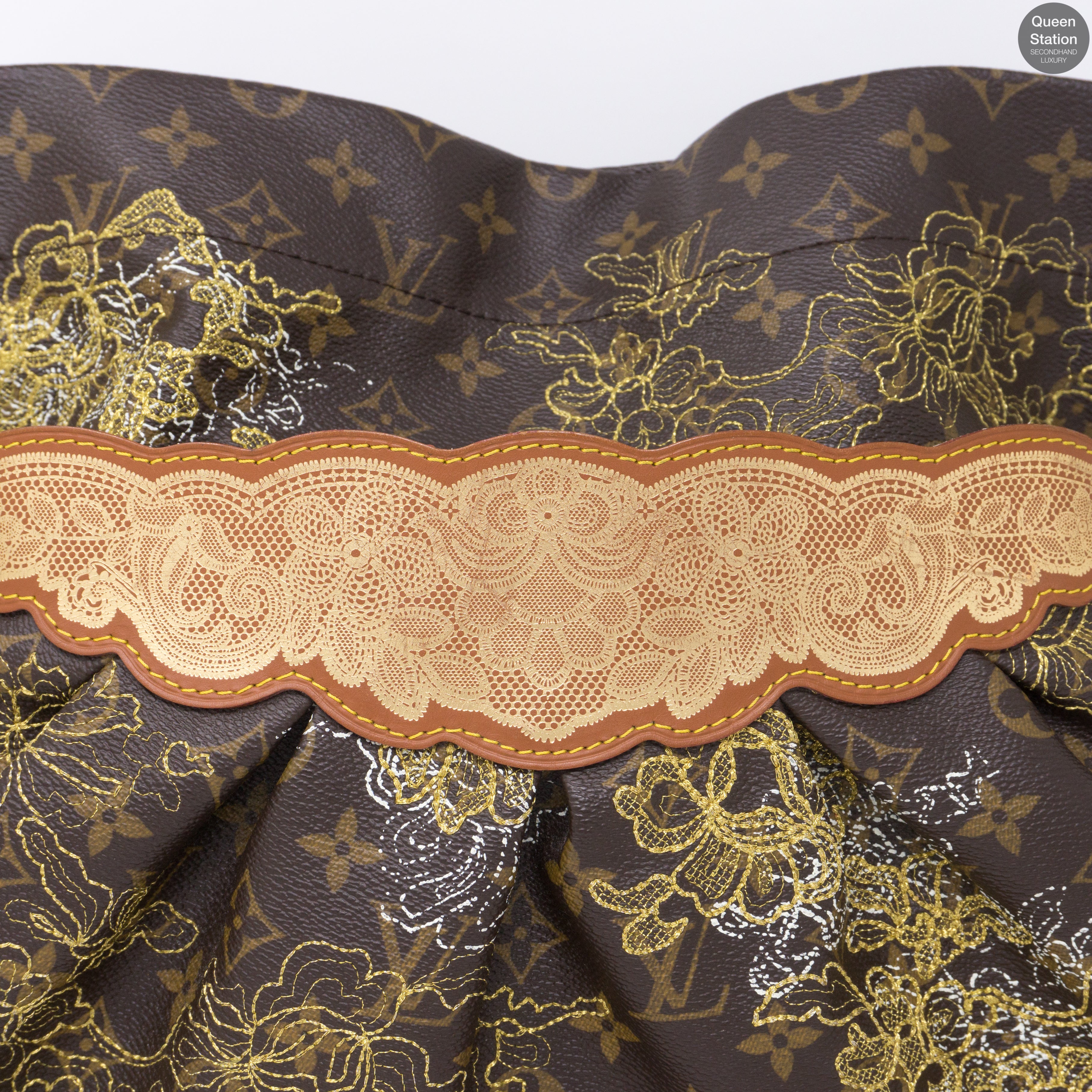 Dentelle Fersen Gold Monogram