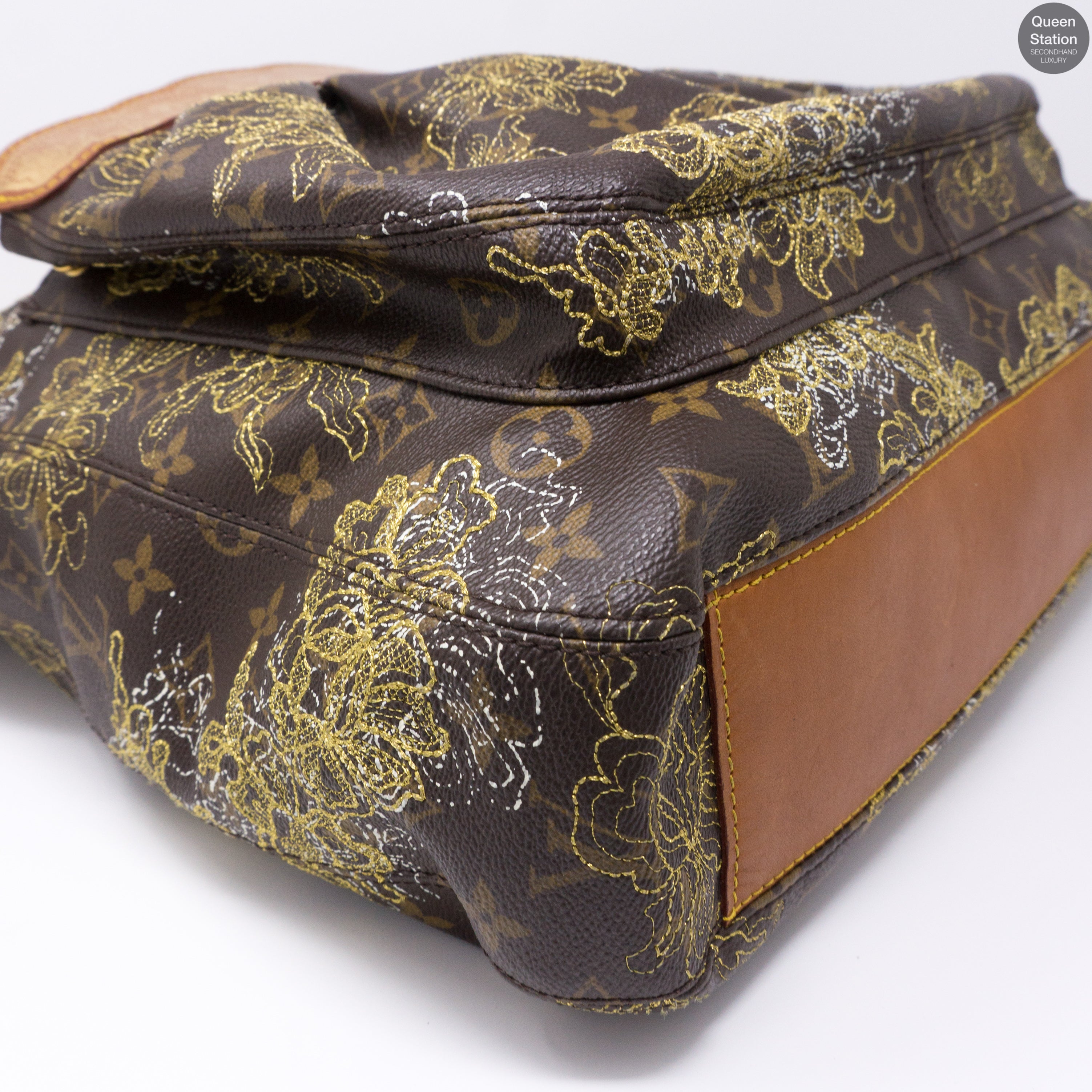 Dentelle Fersen Gold Monogram
