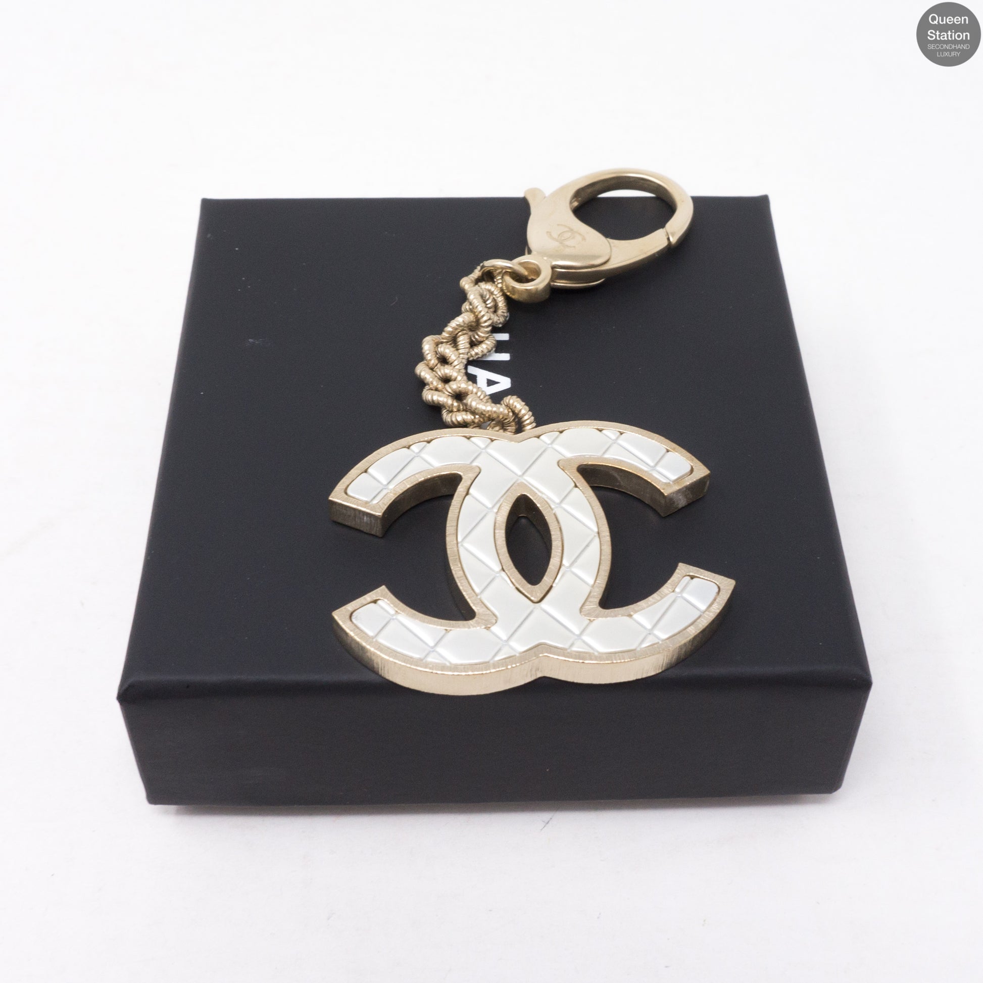 Chanel – Quilted CC Bag Charm Gold Pearly White – Queen Station