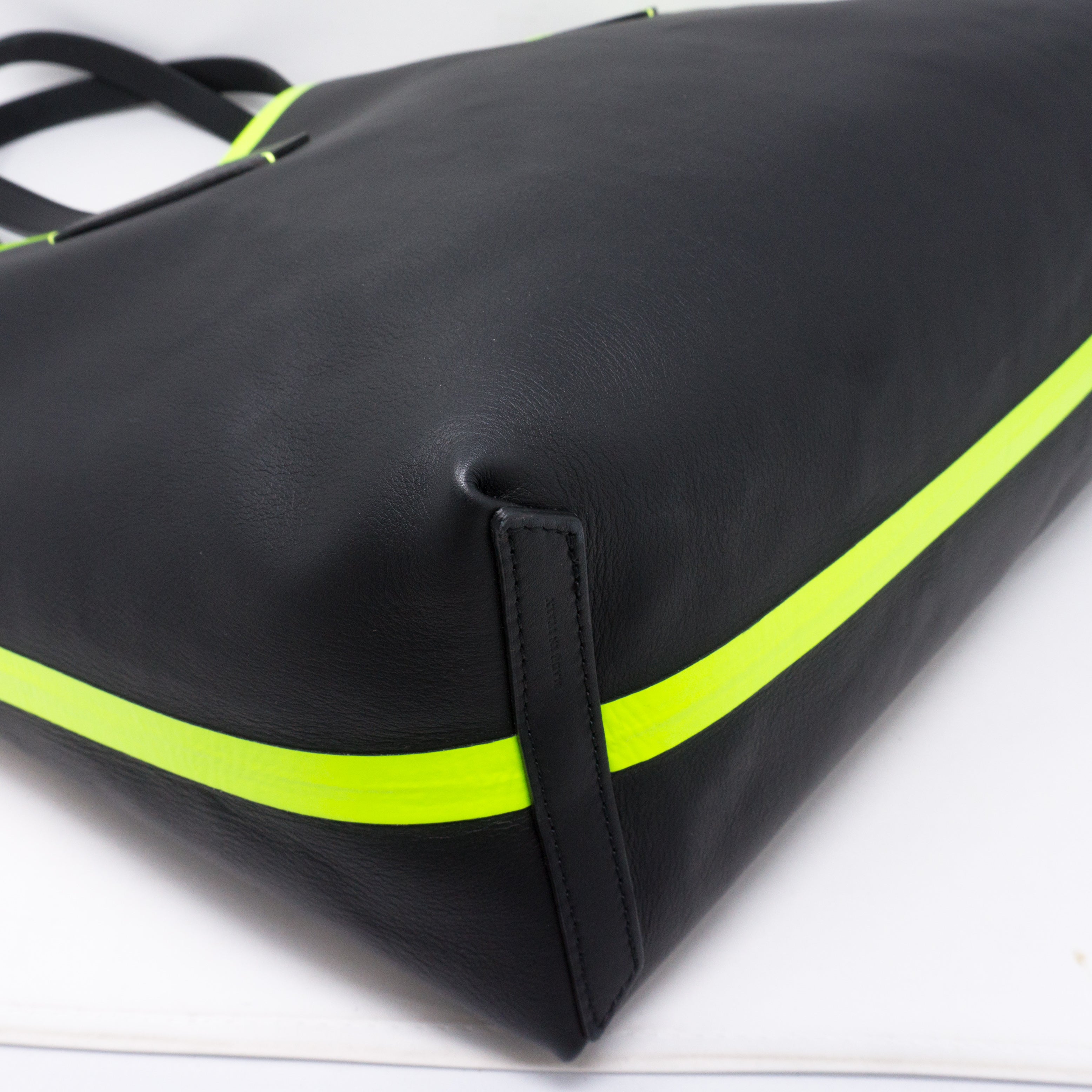 Giant Check Reversible Tote Black