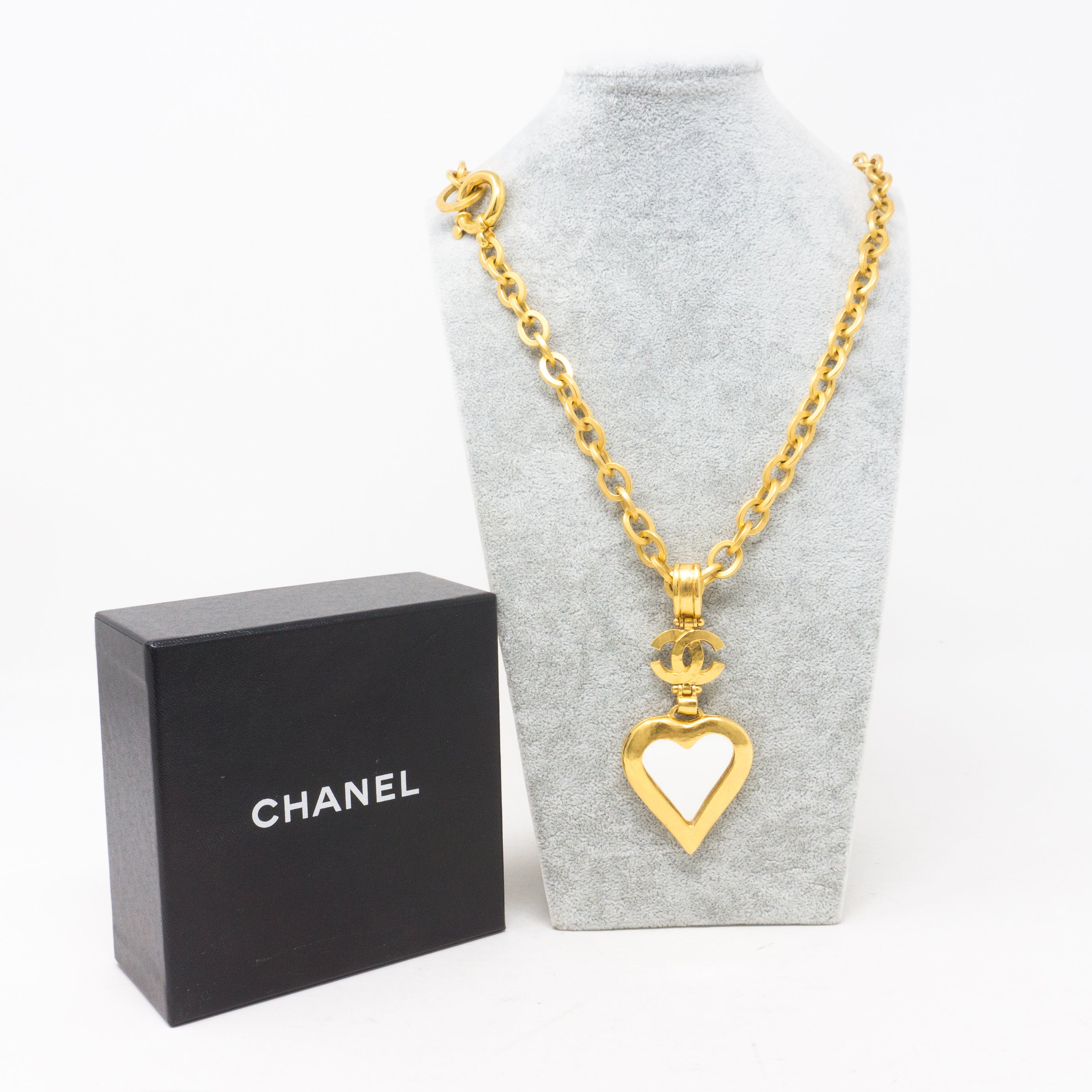 Chanel – Gold Heart Mirror CC Pendant Necklace – Queen Station