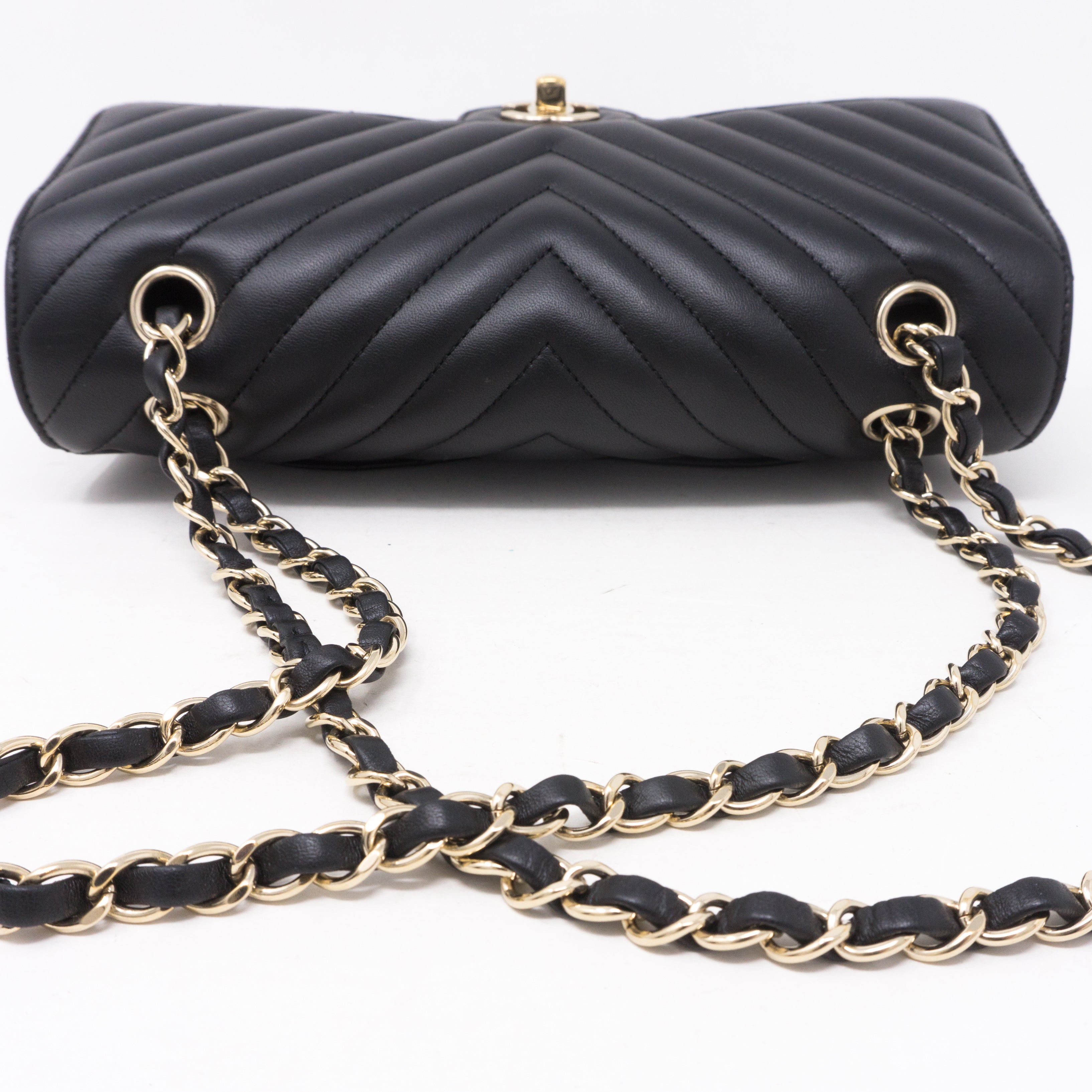 Classic Double Flap Medium Chevron Black Gold