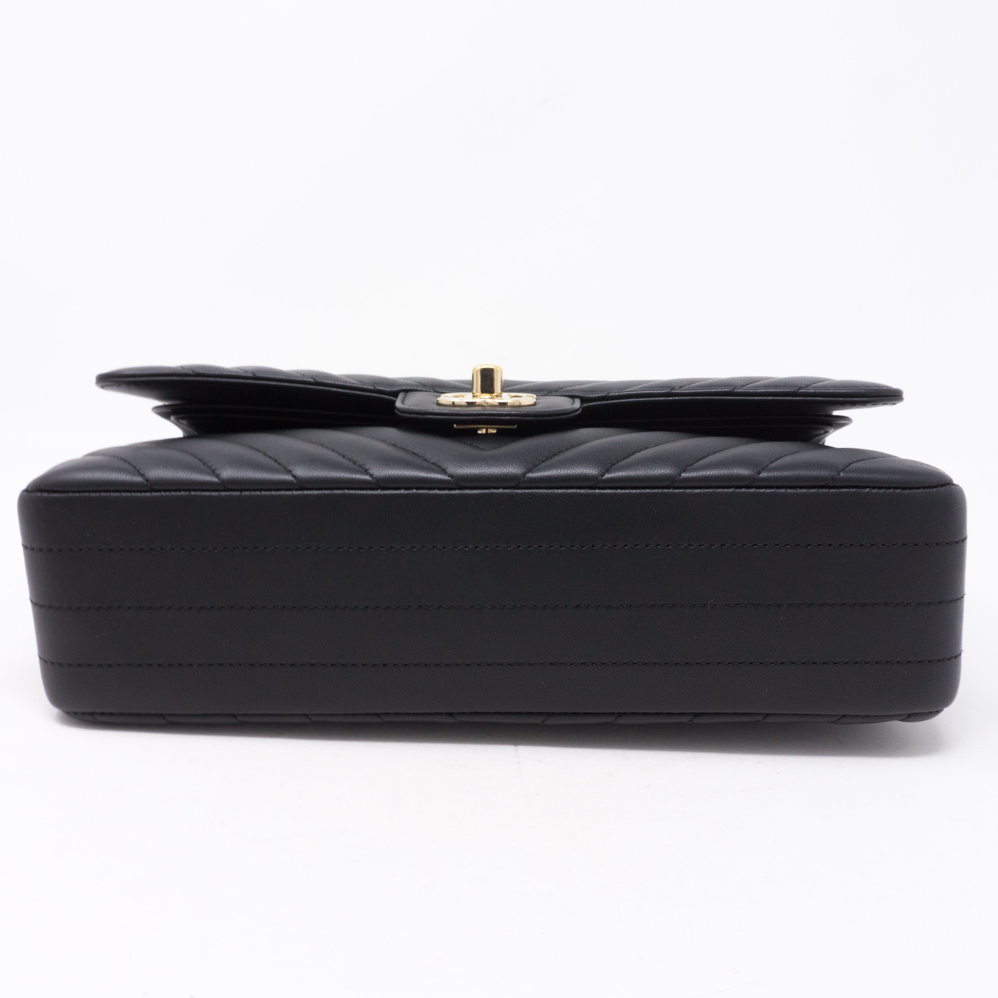 Classic Double Flap Medium Chevron Black Gold