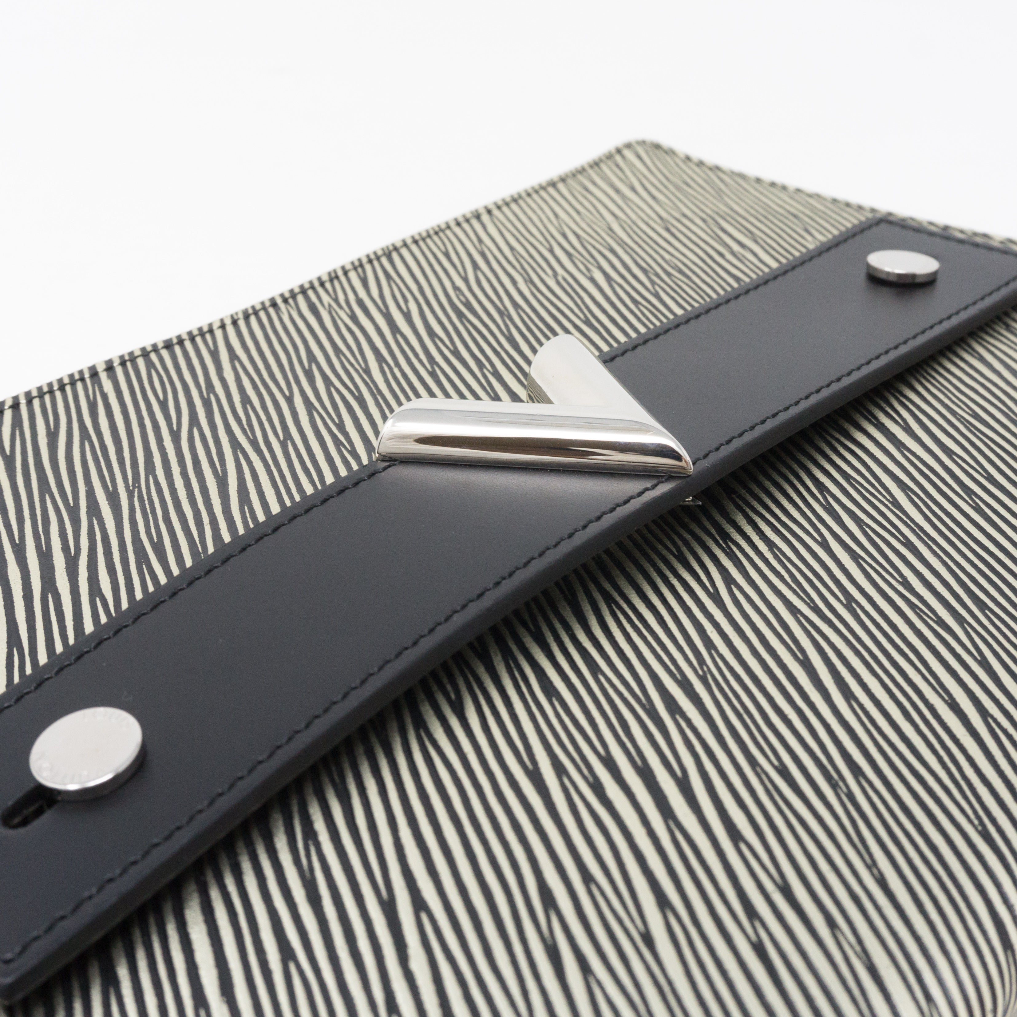 Essentials V Pochette Platine Epi Leather