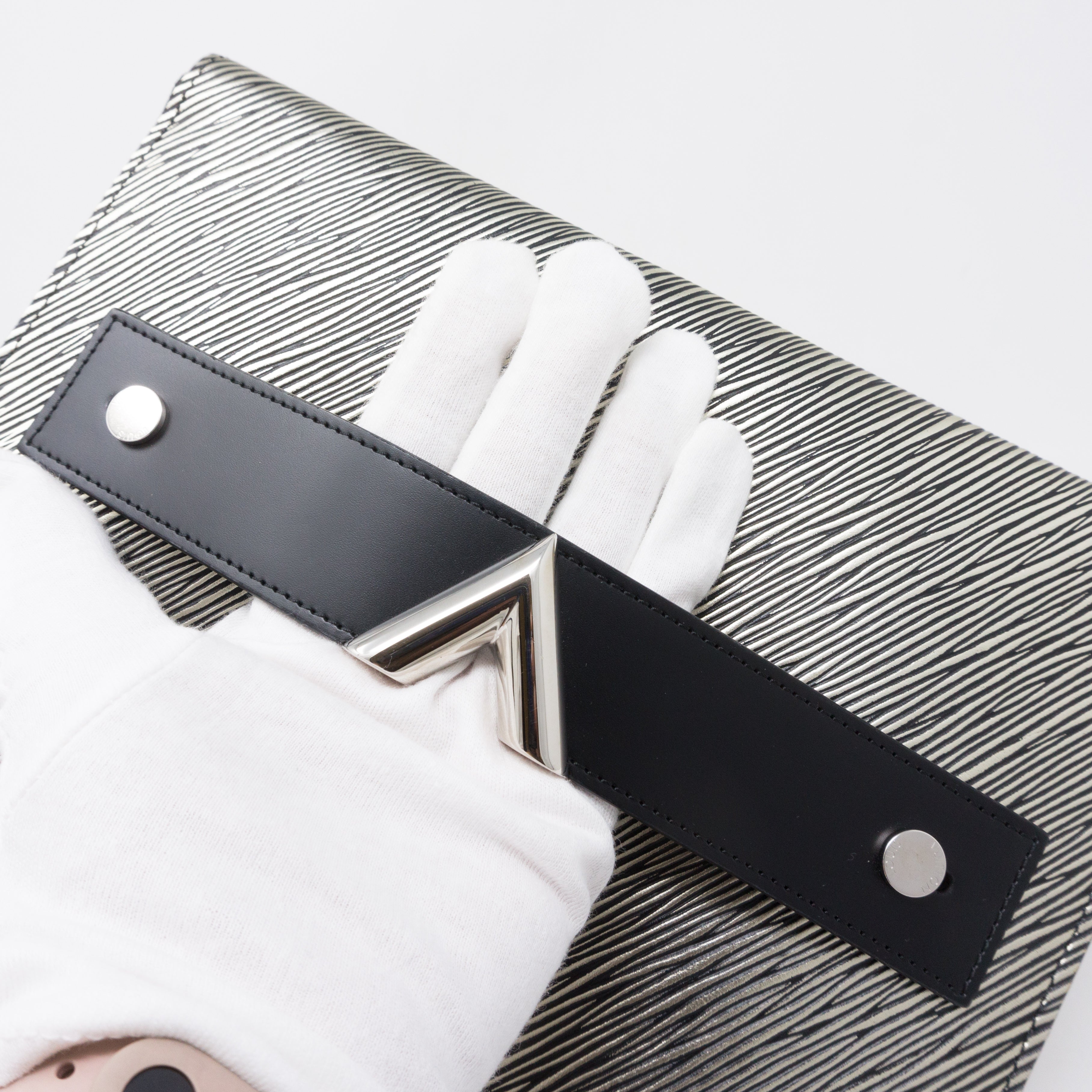 Essentials V Pochette Platine Epi Leather