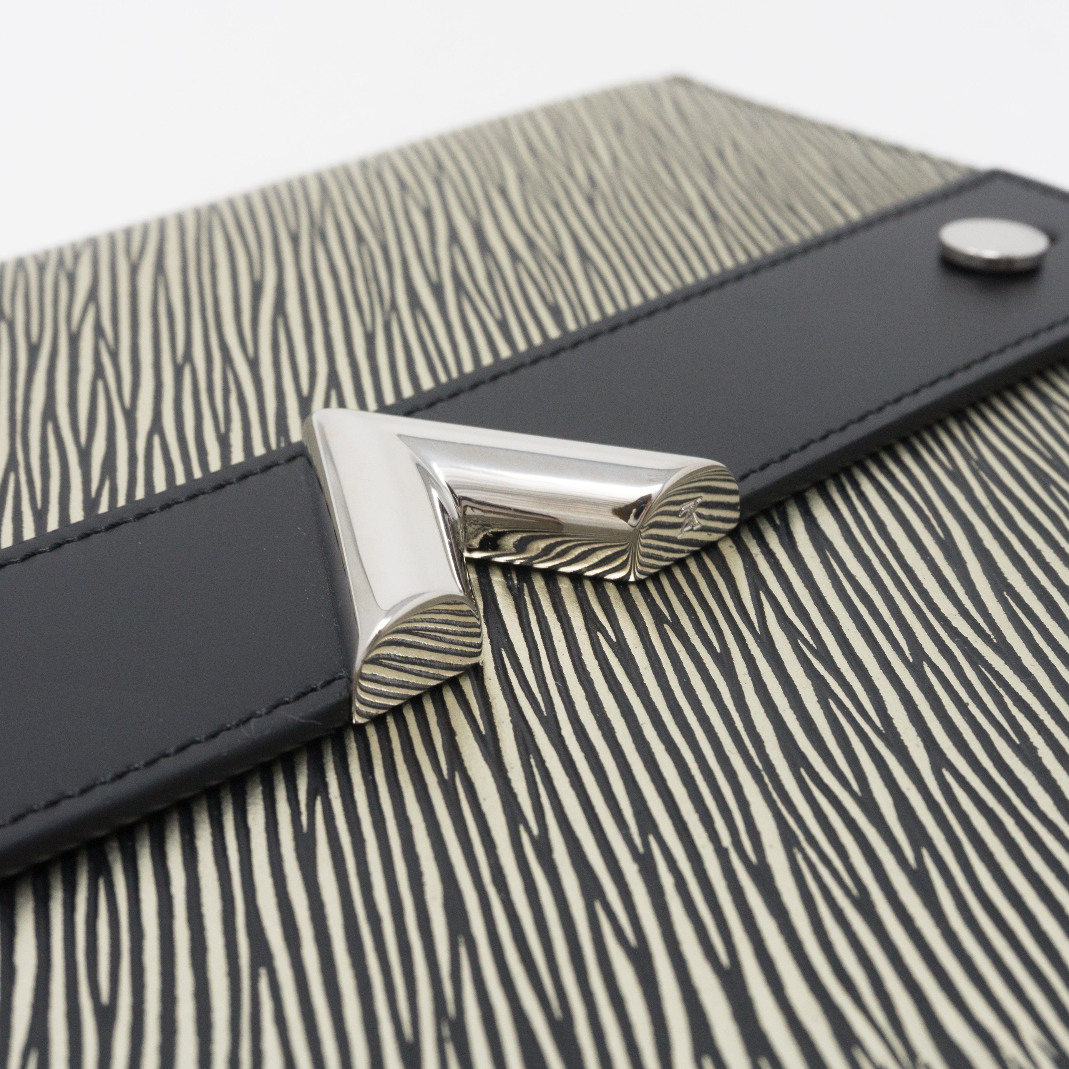 Essentials V Pochette Platine Epi Leather