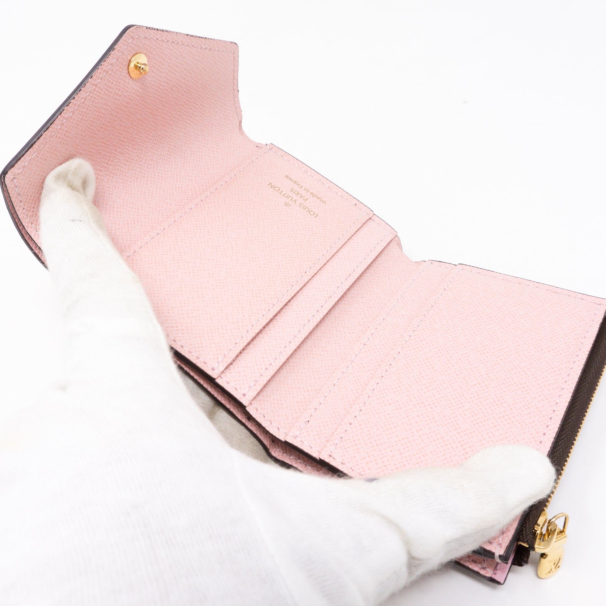 Louis Vuitton – Zoe Wallet Monogram Pink – Queen Station