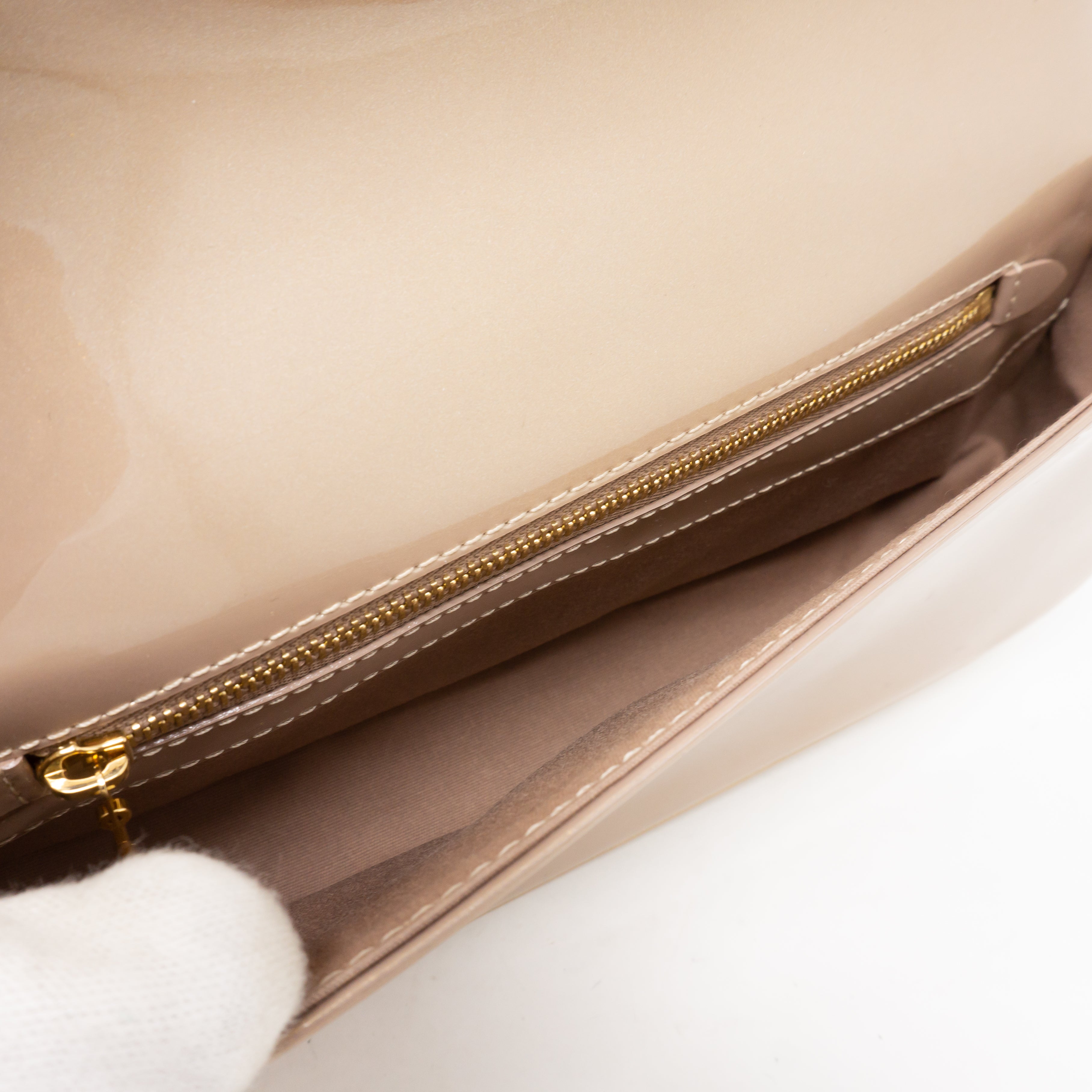 Pochette SoBe Vernis Beige Poudre