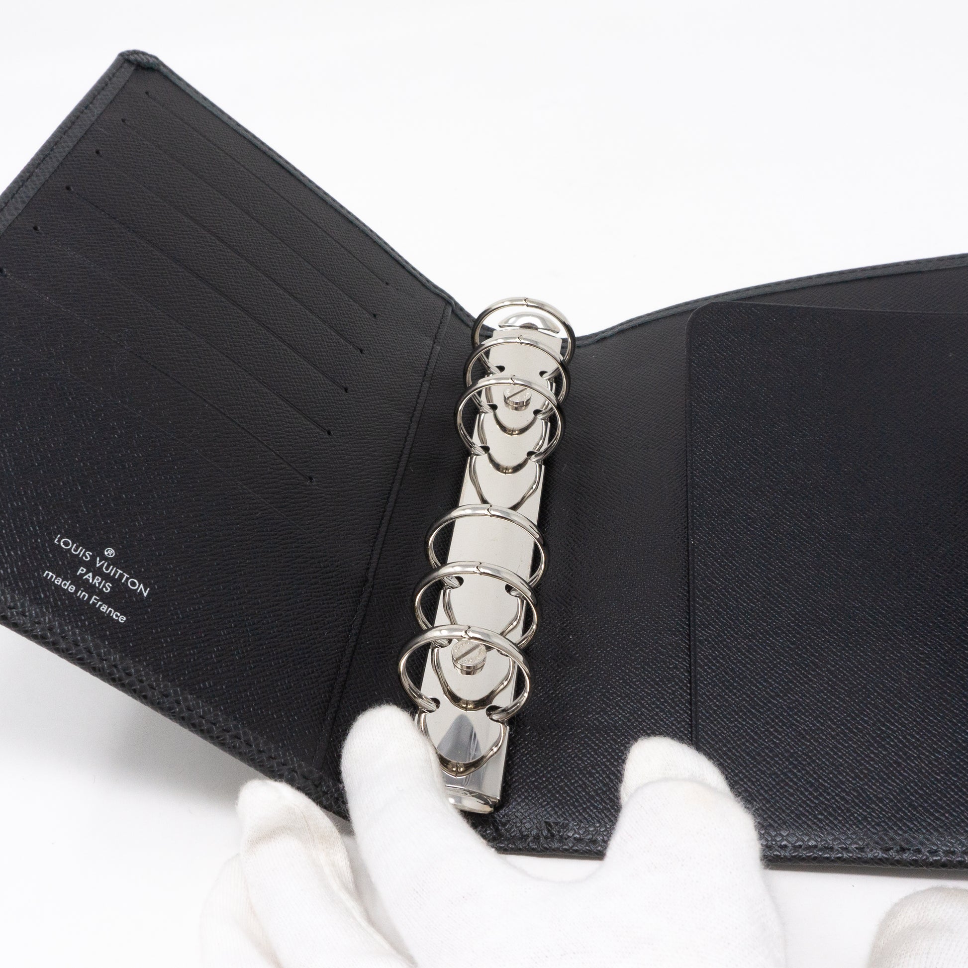 Louis Vuitton – Medium Ring Agenda Cover Taiga Black – Queen Station