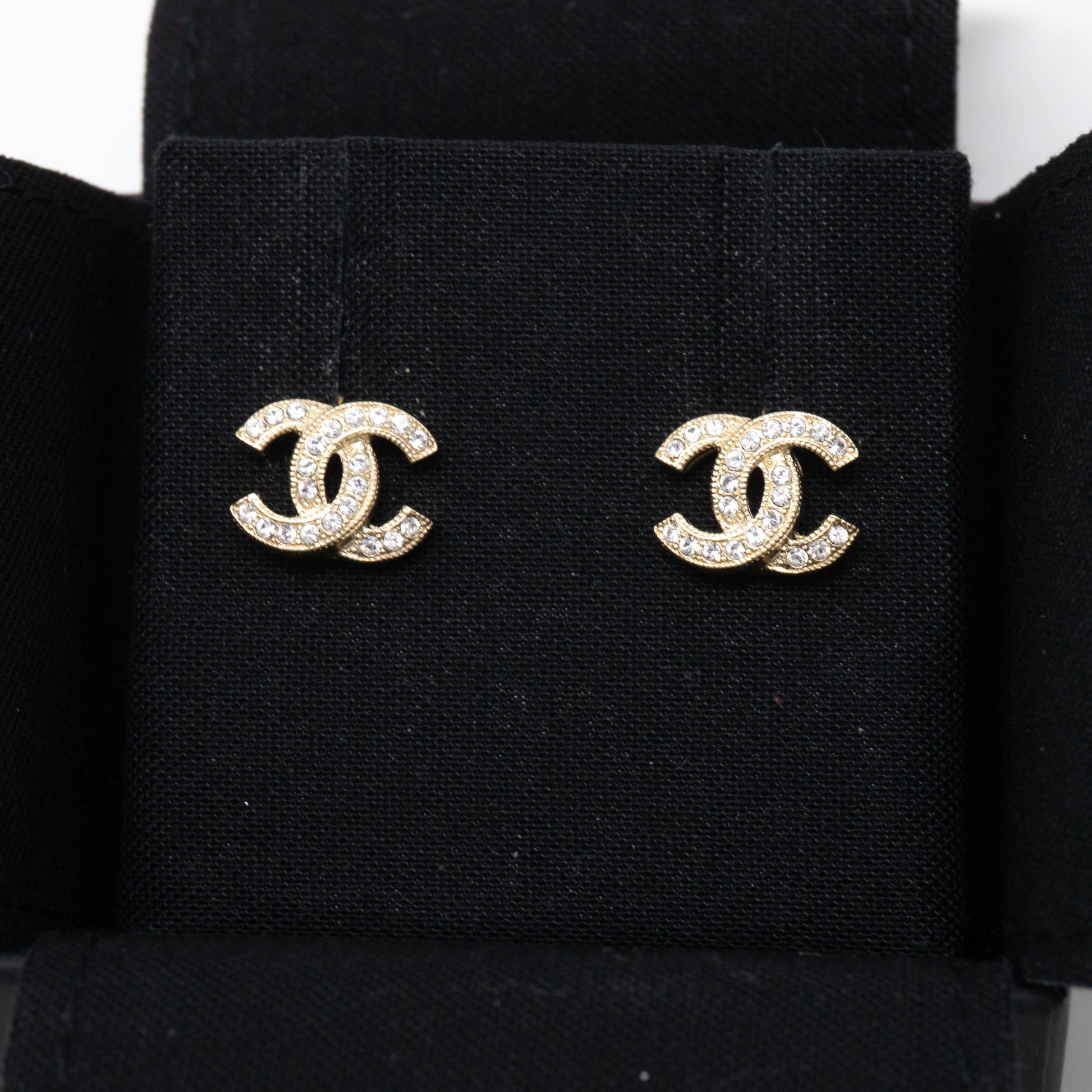 Chanel – CC Crystal Earrings Gold – Queen Station