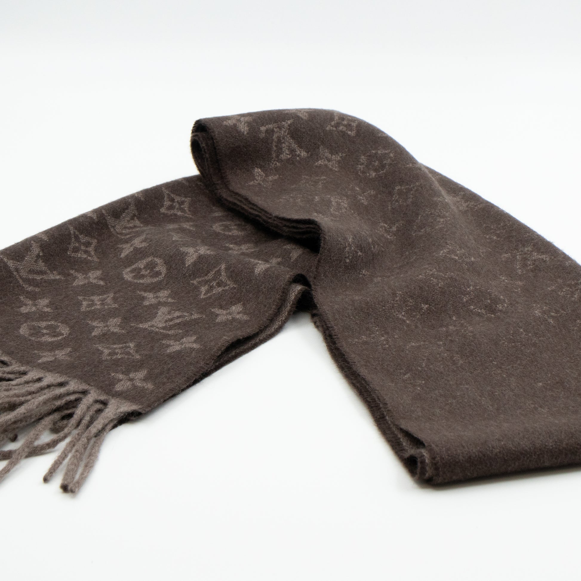 How to spot a fake Louis Vuitton scarf? Most of the scarves on