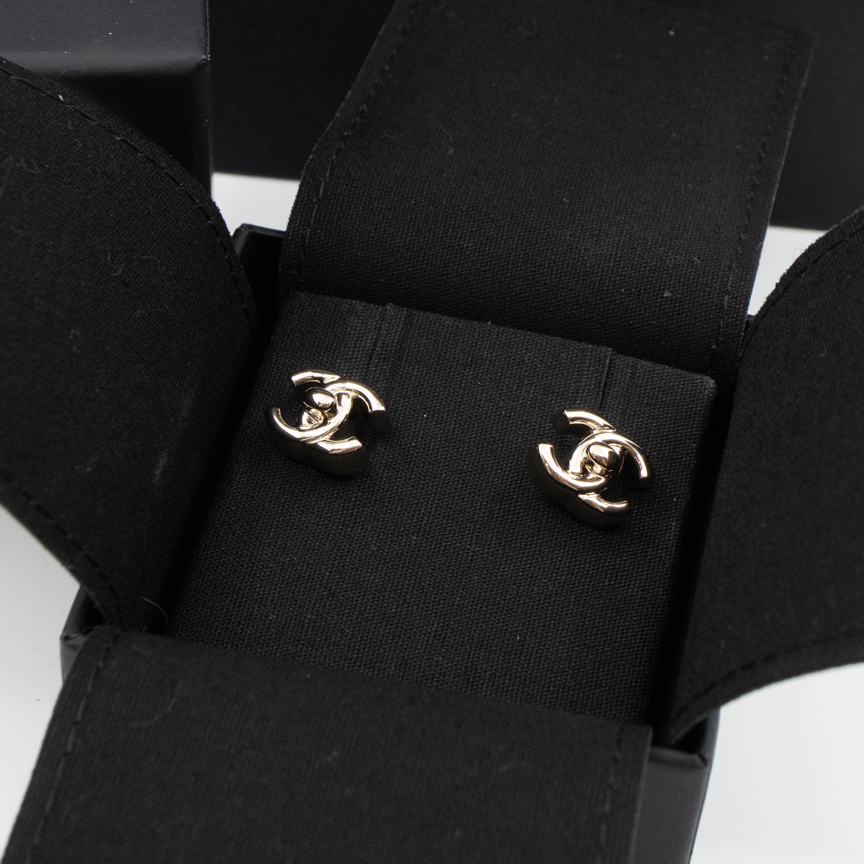 CC Turn Lock Earrings Silver